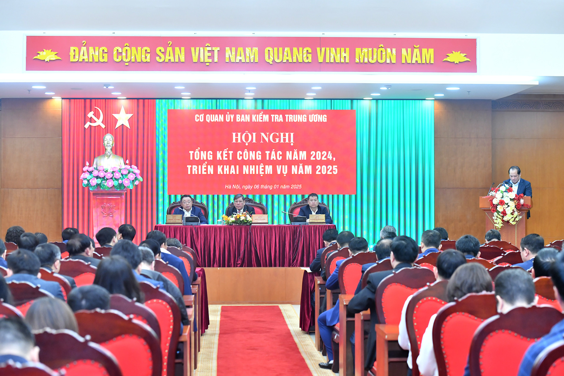 Đồng chí Trần Cẩm Tú, Ủy viên Bộ Chính trị, Thường trực Ban Bí thư, Chủ nhiệm Ủy ban Kiểm tra Trung ương và các đại biểu dự hội nghị.