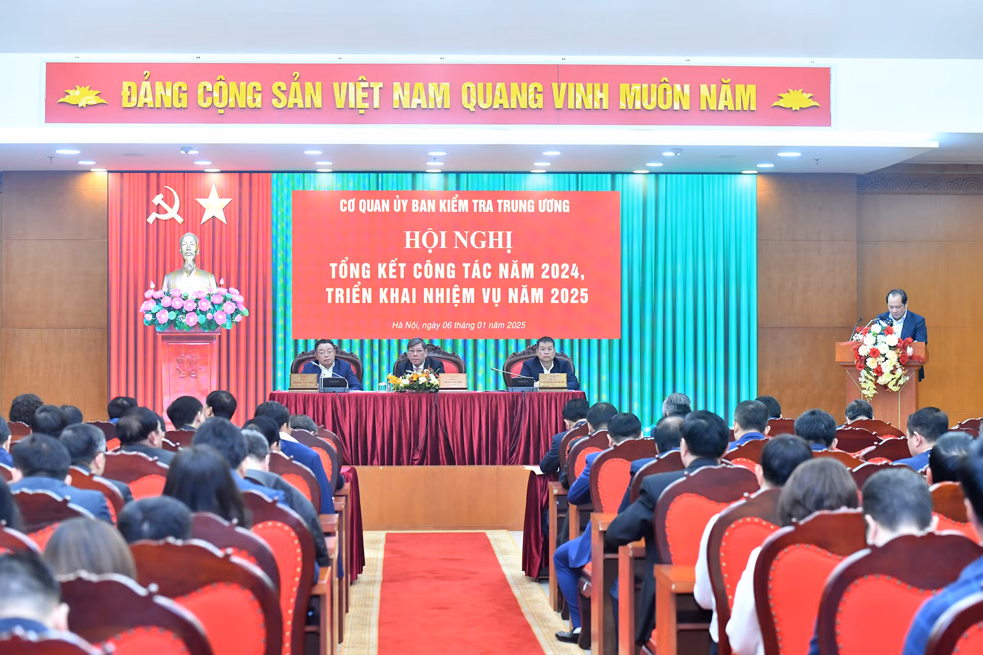 Đồng chí Trần Cẩm Tú, Ủy viên Bộ Chính trị, Thường trực Ban Bí thư, Chủ nhiệm Ủy ban Kiểm tra Trung ương và các đại biểu dự hội nghị.