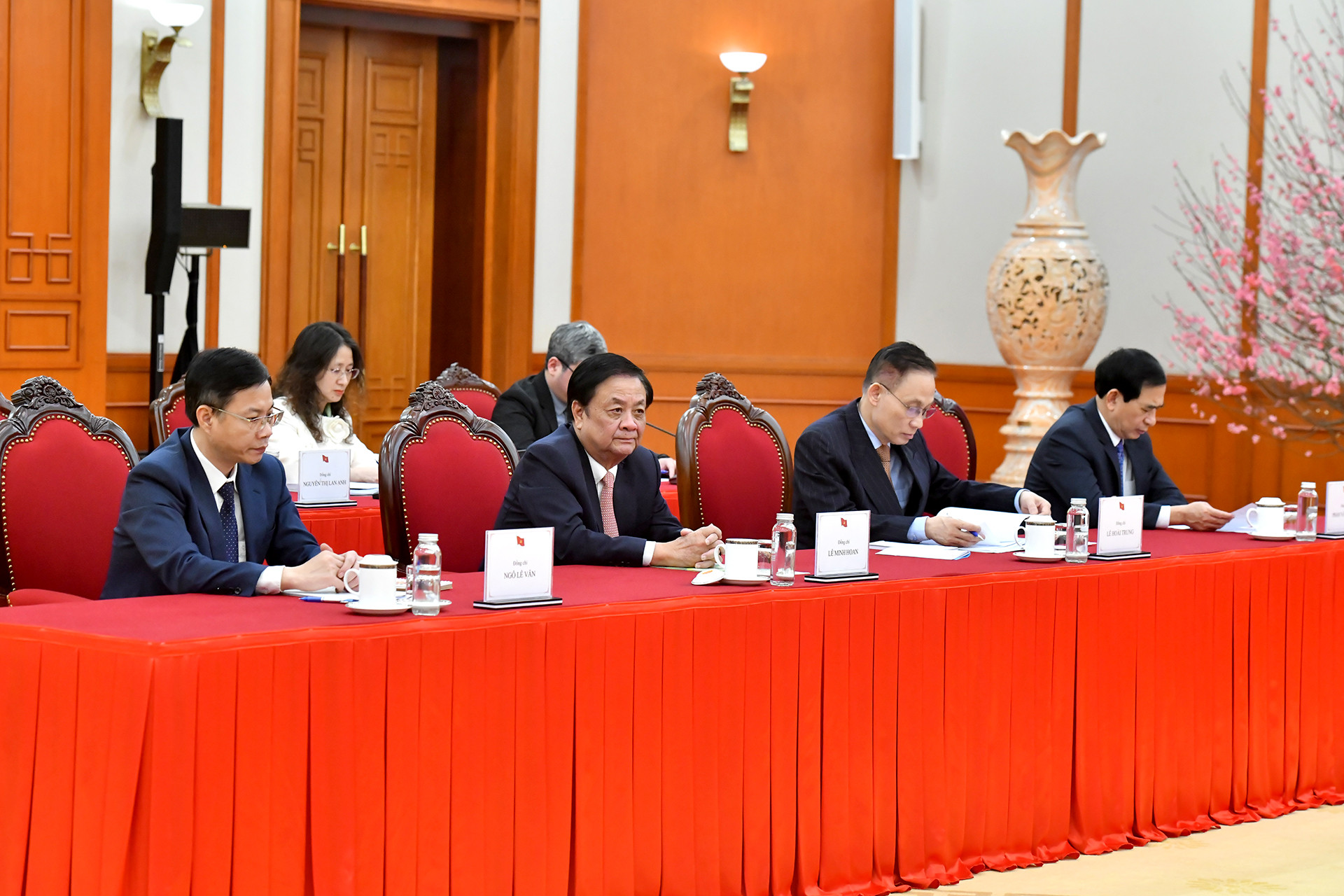 Các đại biểu tham dự cuộc điện đàm.