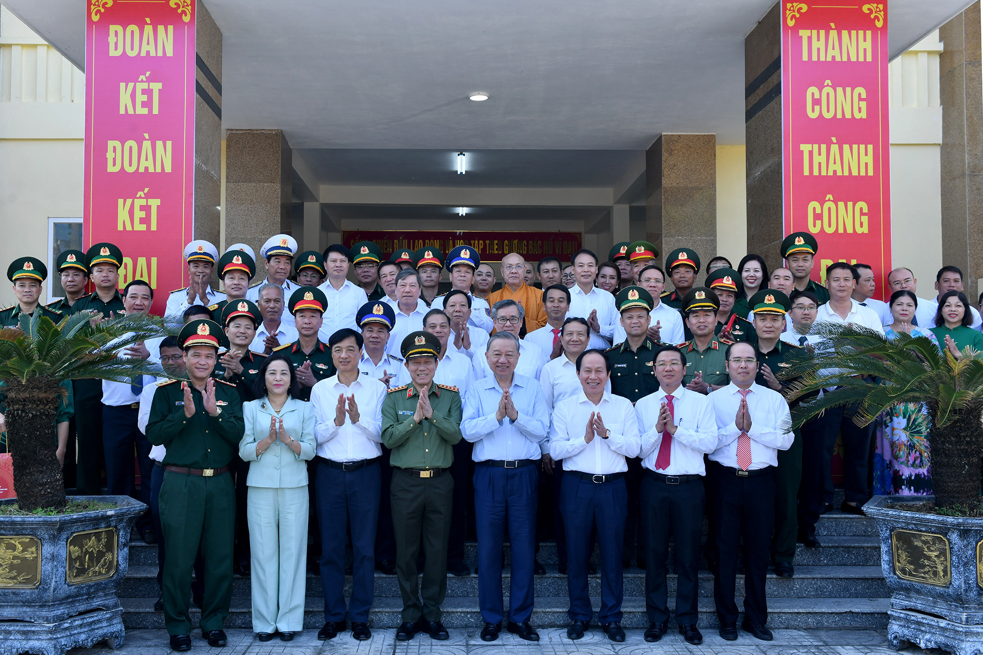 Tổng Bí thư với các đại biểu và cán bộ, chiến sĩ, nhân dân huyện đảo Bạch Long Vĩ.