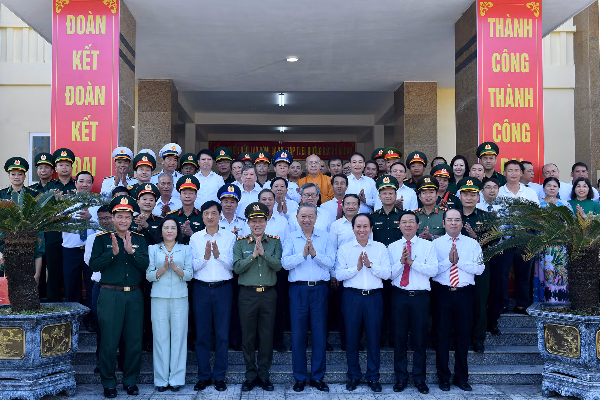 Tổng Bí thư với các đại biểu và cán bộ, chiến sĩ, nhân dân huyện đảo Bạch Long Vĩ.