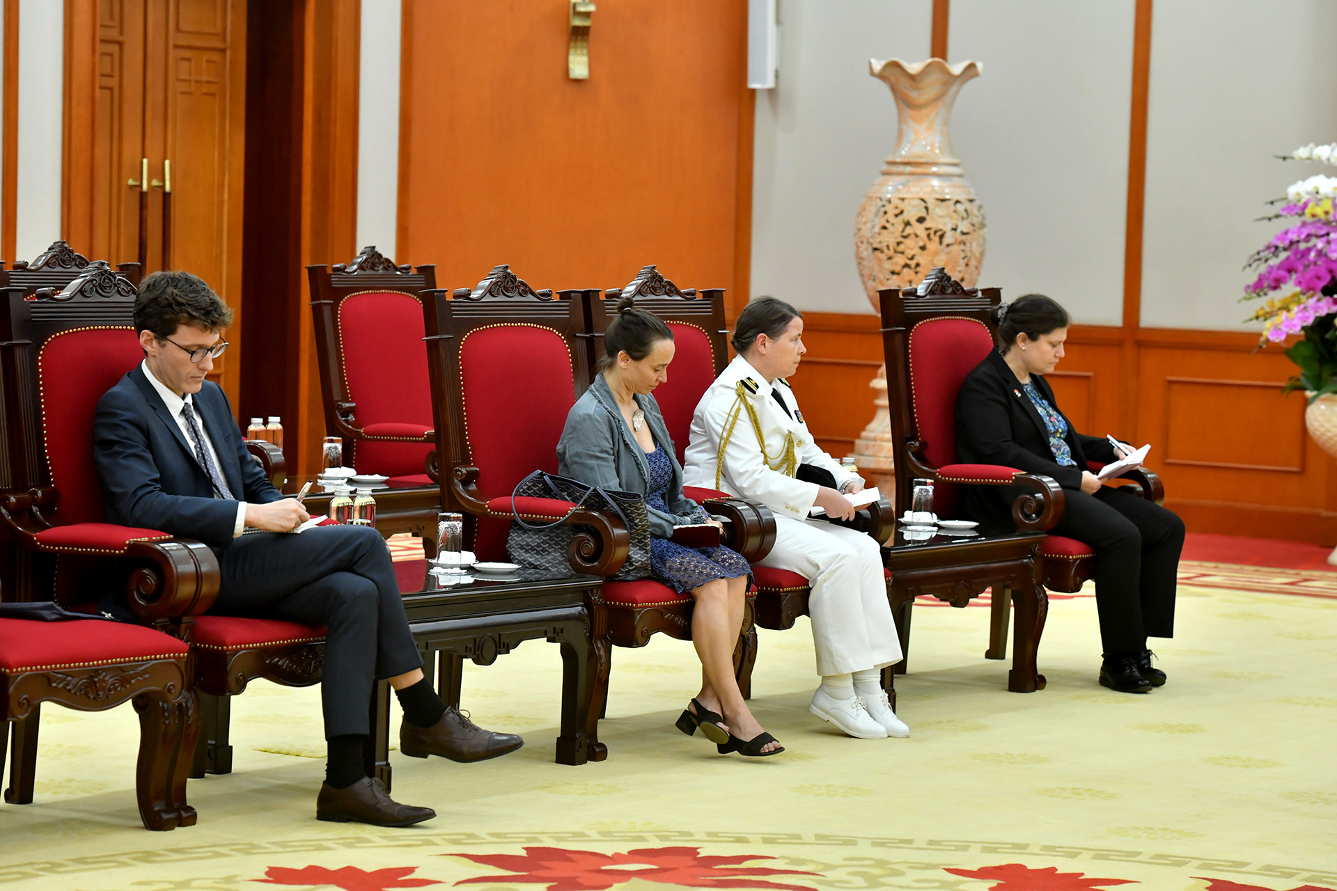 Các đại biểu tháp tùng Đại sứ Olivier Brochet tham dự buổi tiếp.