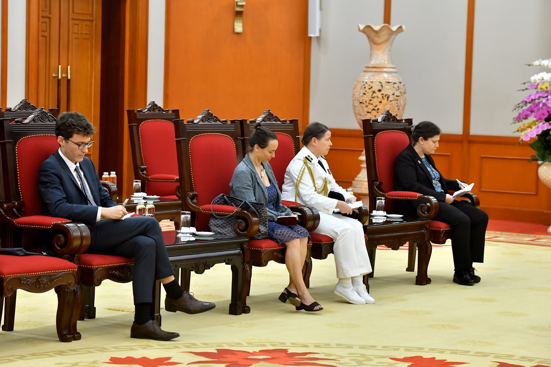 Các đại biểu tháp tùng Đại sứ Olivier Brochet tham dự buổi tiếp.