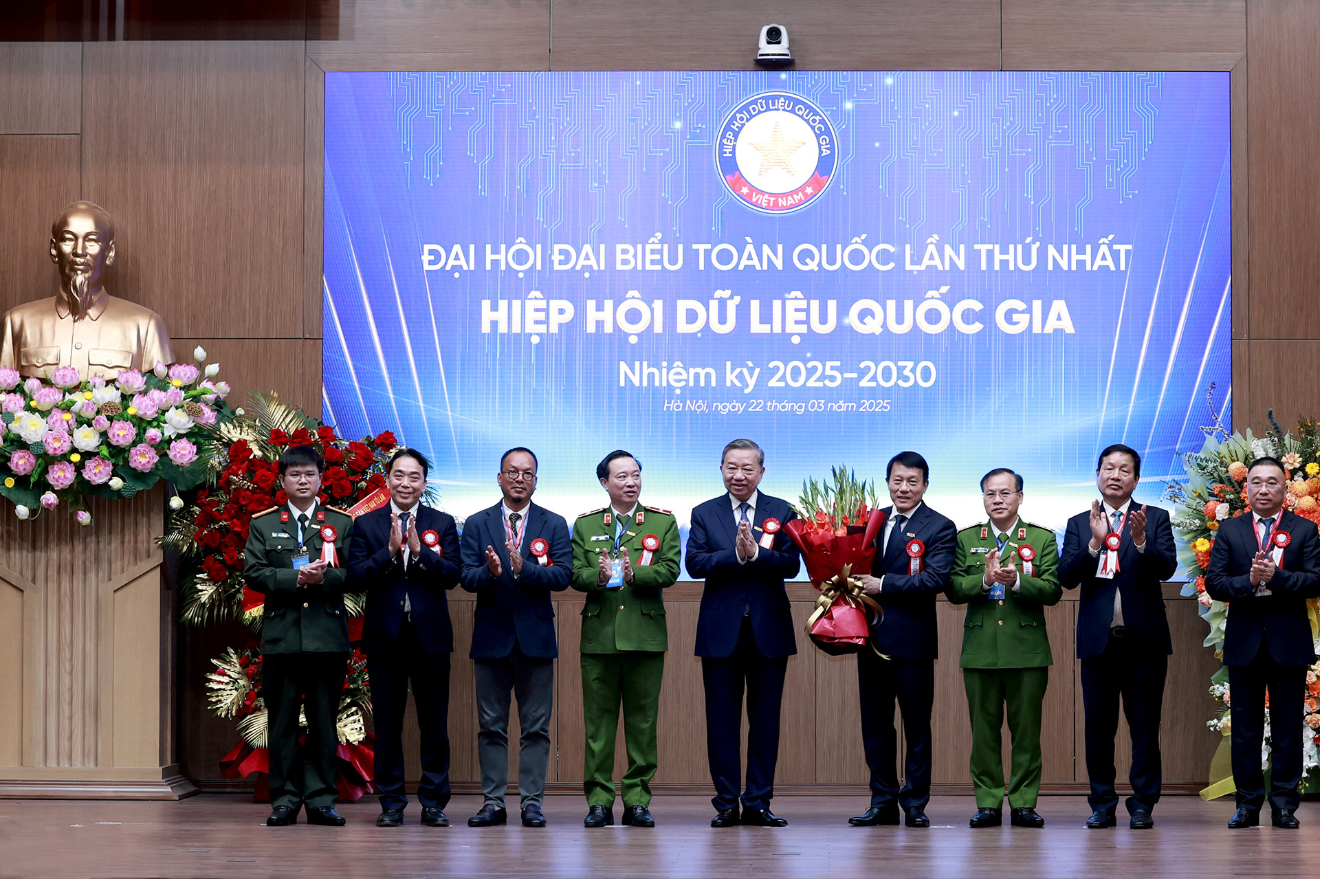 Tổng Bí thư Tô Lâm tặng hoa chúc mừng Ban Thường vụ Hiệp hội Dữ liệu quốc gia nhiệm kỳ 2025-2030.