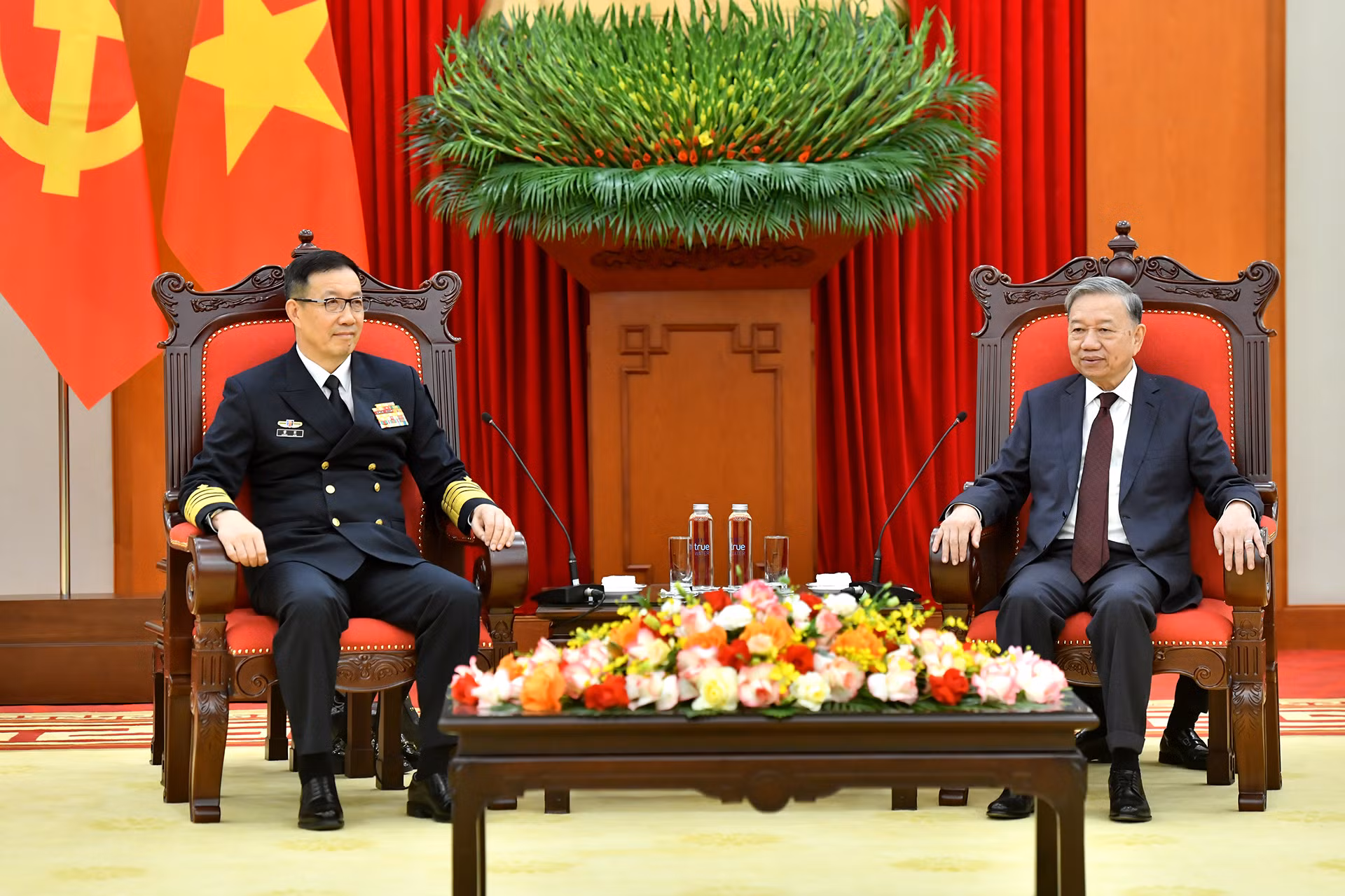 Tổng Bí thư, Bí thư Quân ủy Trung ương Tô Lâm và Bộ trưởng Quốc phòng Trung Quốc, Thượng tướng Đổng Quân.