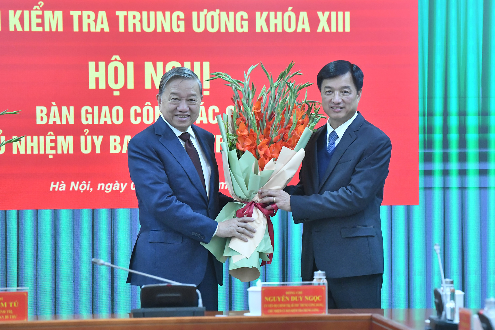 Tổng Bí thư Tô Lâm tặng hoa chúc mừng đồng chí Nguyễn Duy Ngọc, Ủy viên Bộ Chính trị, Bí thư Trung ương Đảng, Chủ nhiệm Ủy ban Kiểm tra Trung ương.