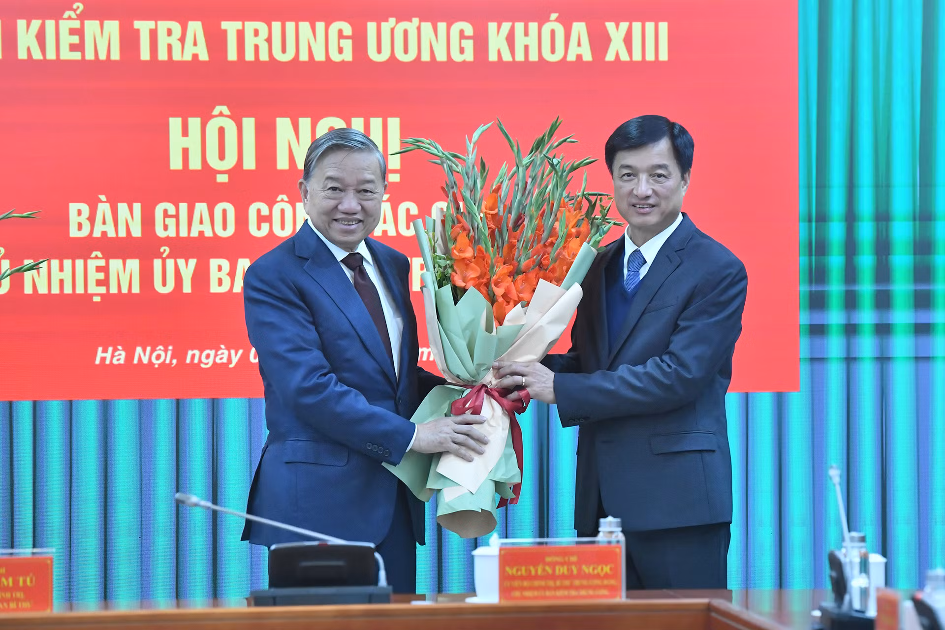 Tổng Bí thư Tô Lâm tặng hoa chúc mừng đồng chí Nguyễn Duy Ngọc, Ủy viên Bộ Chính trị, Bí thư Trung ương Đảng, Chủ nhiệm Ủy ban Kiểm tra Trung ương.