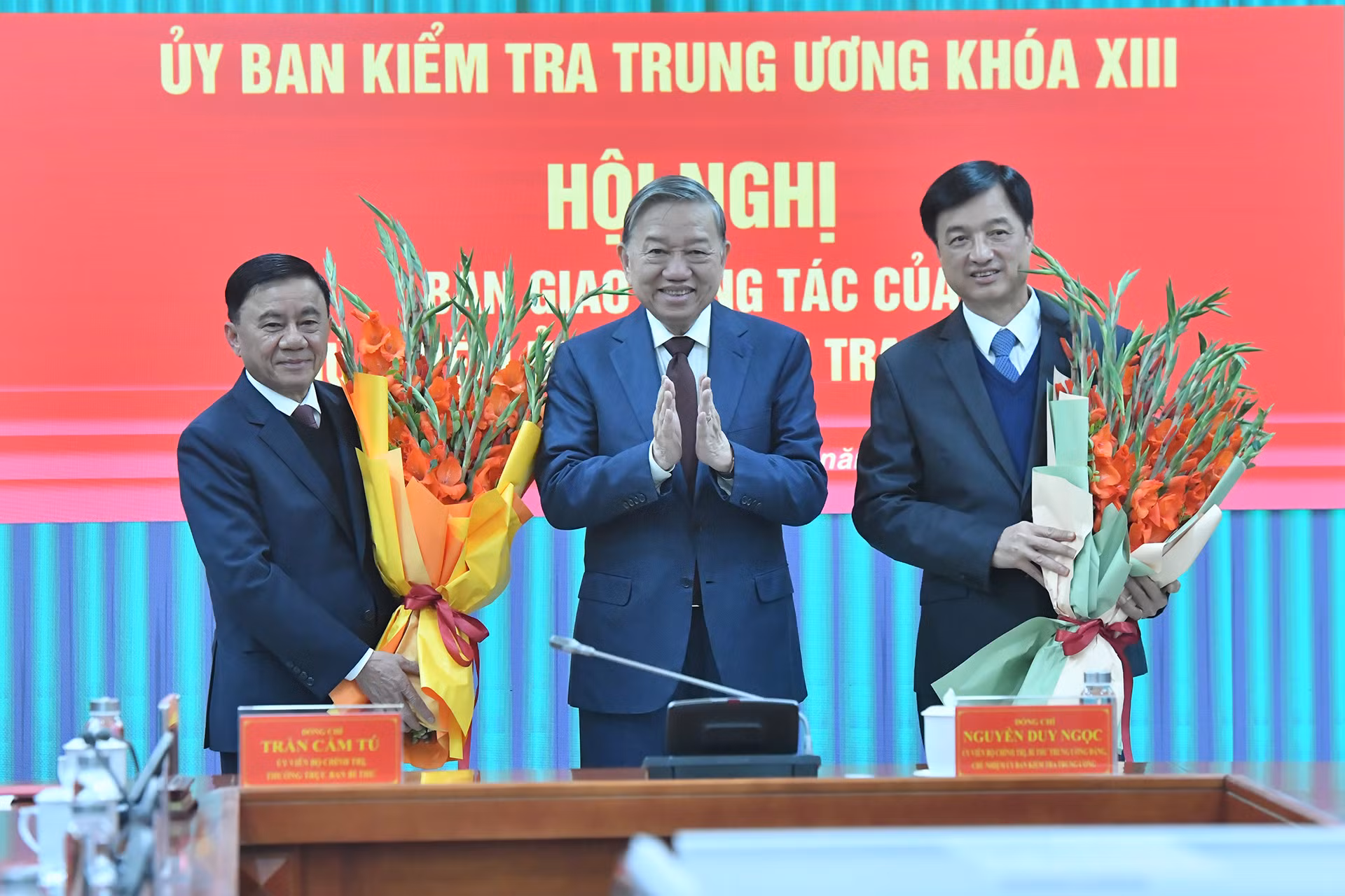 Tổng Bí thư Tô Lâm tặng hoa chúc mừng đồng chí Trần Cẩm Tú và đồng chí Nguyễn Duy Ngọc.