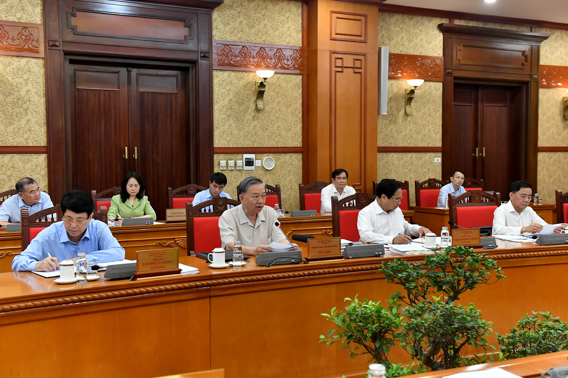 Tổng Bí thư, Chủ tịch nước Tô Lâm và các đồng chí lãnh đạo Đảng, Nhà nước tham dự cuộc họp.