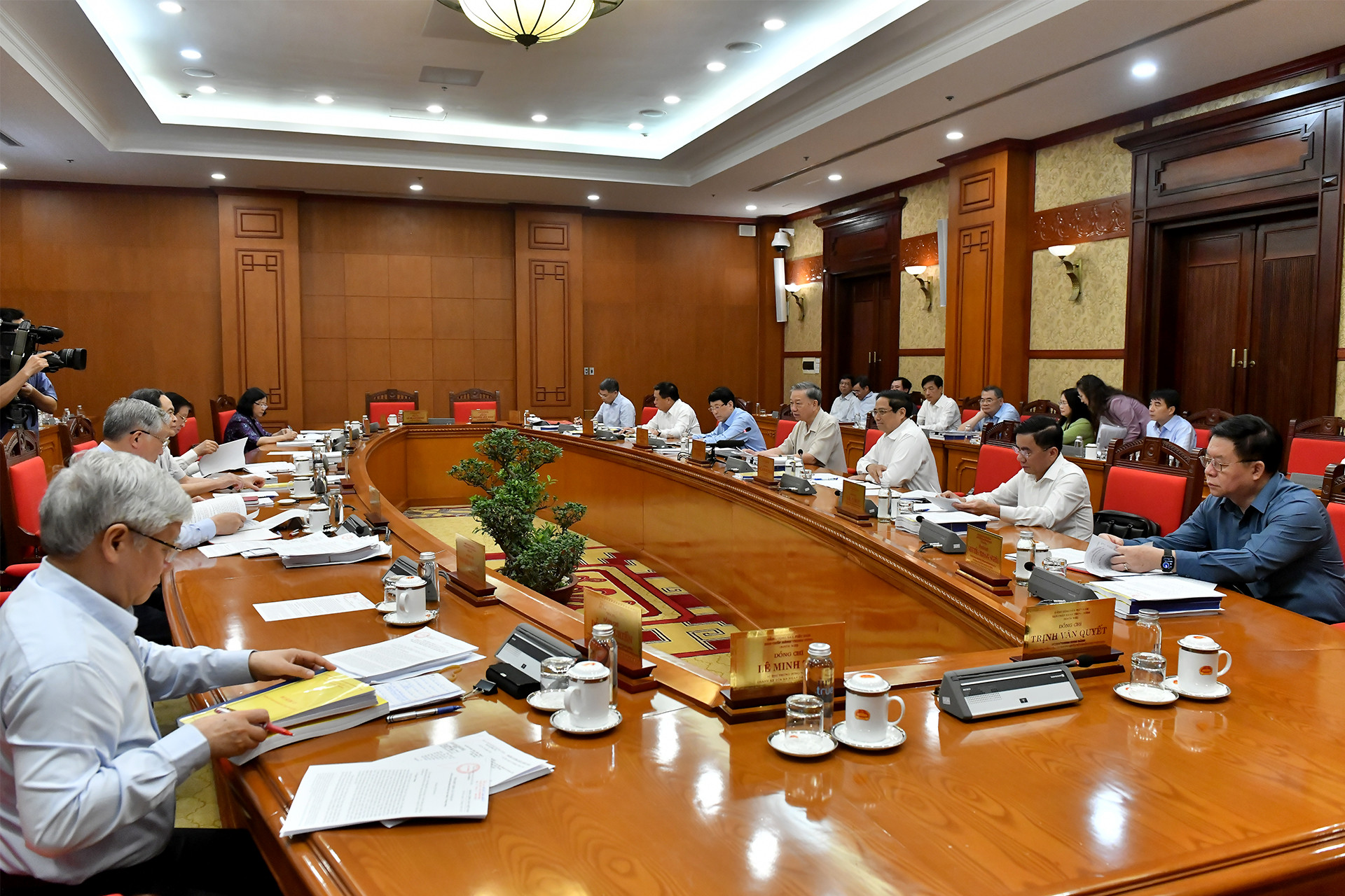 Các đồng chí lãnh đạo Đảng, Nhà nước tham dự cuộc họp.