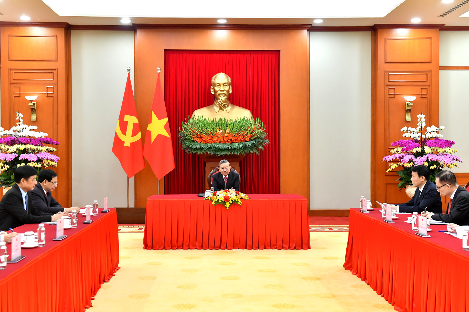 Quang cảnh cuộc điện đàm tại Trụ sở Trung ương Đảng.