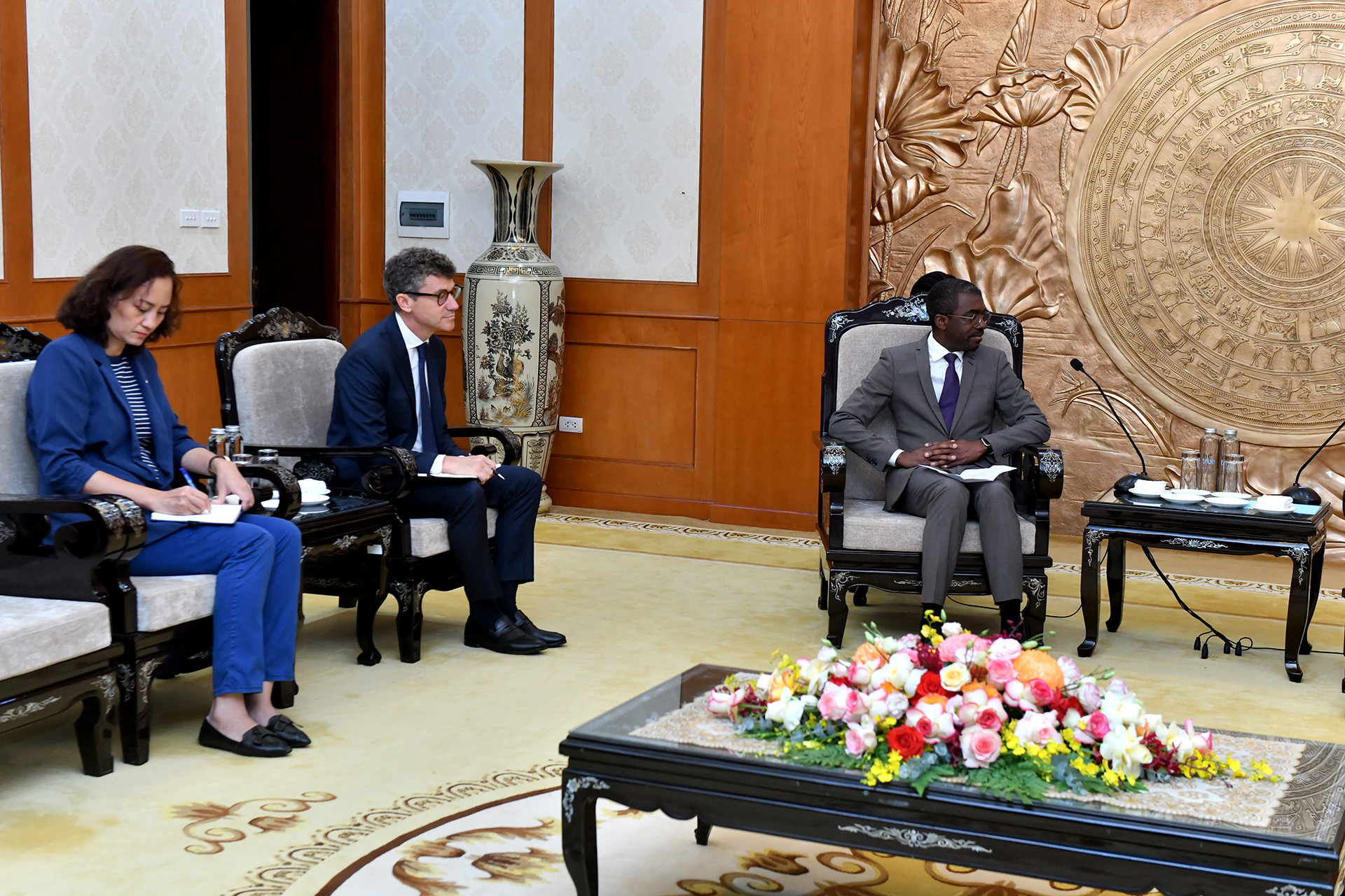 Ông Lazare Eloundou Assomo và các thành viên Trung tâm Di sản thế giới của UNESCO tại buổi tiếp.