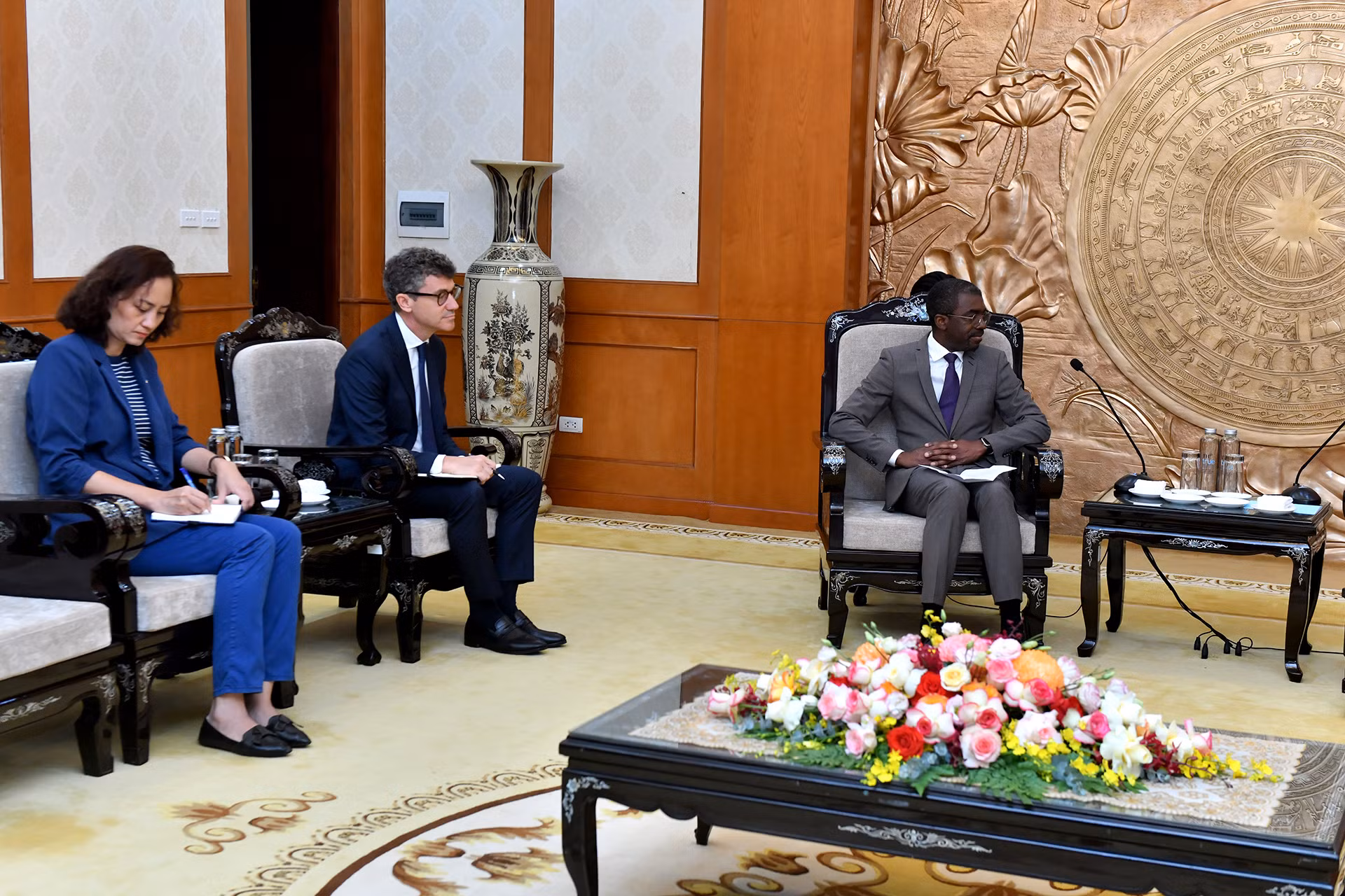 Ông Lazare Eloundou Assomo và các thành viên Trung tâm Di sản thế giới của UNESCO tại buổi tiếp.