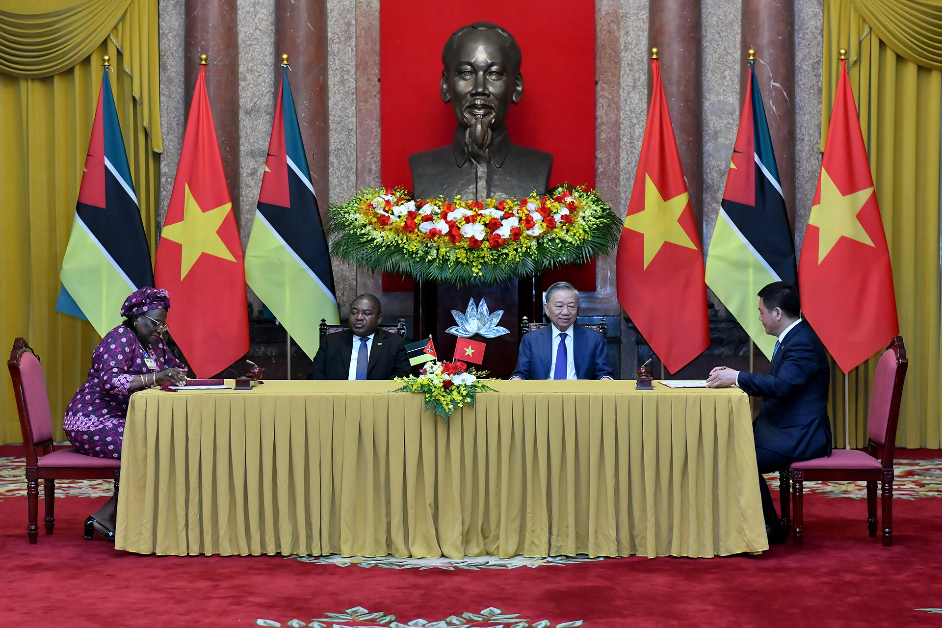 Tổng Bí thư, Chủ tịch nước Tô Lâm và Tổng thống Mozambique Filipe Jacinto Nyusi chứng kiến Lễ ký Bản ghi nhớ về hợp tác trong lĩnh vực năng lượng và khoáng sản giữa Bộ Công thương Việt Nam với Bộ Khoáng sản và Năng lượng Cộng hòa Mozambique.