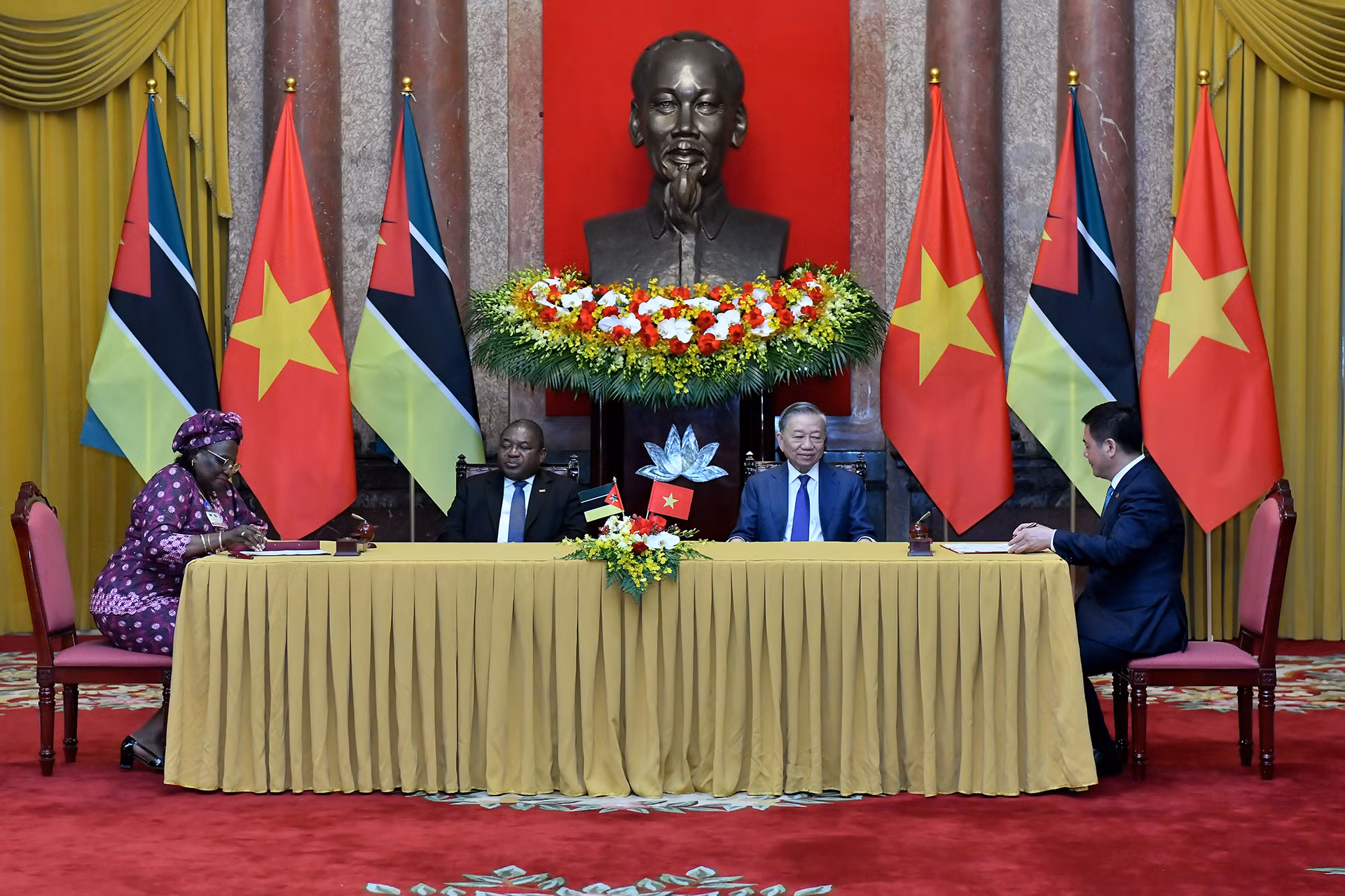 Tổng Bí thư, Chủ tịch nước Tô Lâm và Tổng thống Mozambique Filipe Jacinto Nyusi chứng kiến Lễ ký Bản ghi nhớ về hợp tác trong lĩnh vực năng lượng và khoáng sản giữa Bộ Công thương Việt Nam với Bộ Khoáng sản và Năng lượng Cộng hòa Mozambique.
