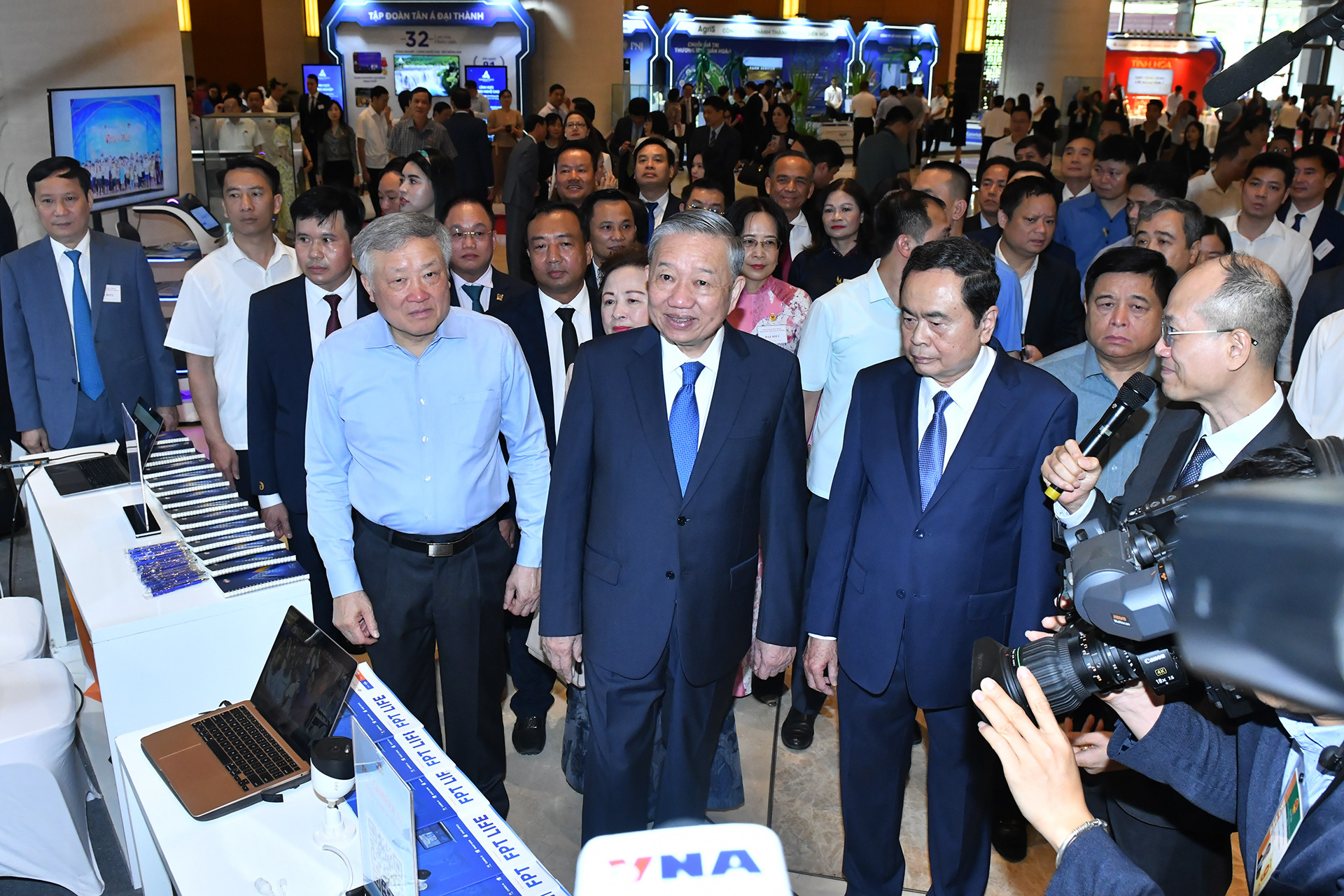 Tổng Bí thư Tô Lâm và các đại biểu tham quan triển lãm "Những thành tựu phát triển kinh tế tư nhân và các gian hàng trưng bày sản phẩm của các doanh nghiệp tư nhân". Tổng Bí thư Tô Lâm và các đại biểu tham quan triển lãm "Những thành tựu phát triển kinh tế tư nhân và các gian hàng trưng bày sản phẩm của các doanh nghiệp tư nhân".