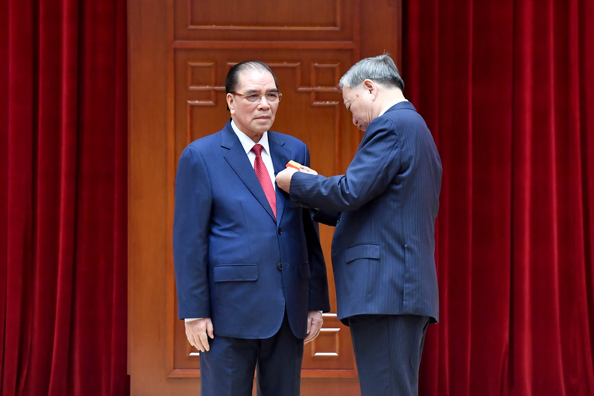 Tổng Bí thư Tô Lâm trao Huân chương Sao vàng, tặng đồng chí nguyên Tổng Bí thư Nông Đức Mạnh.