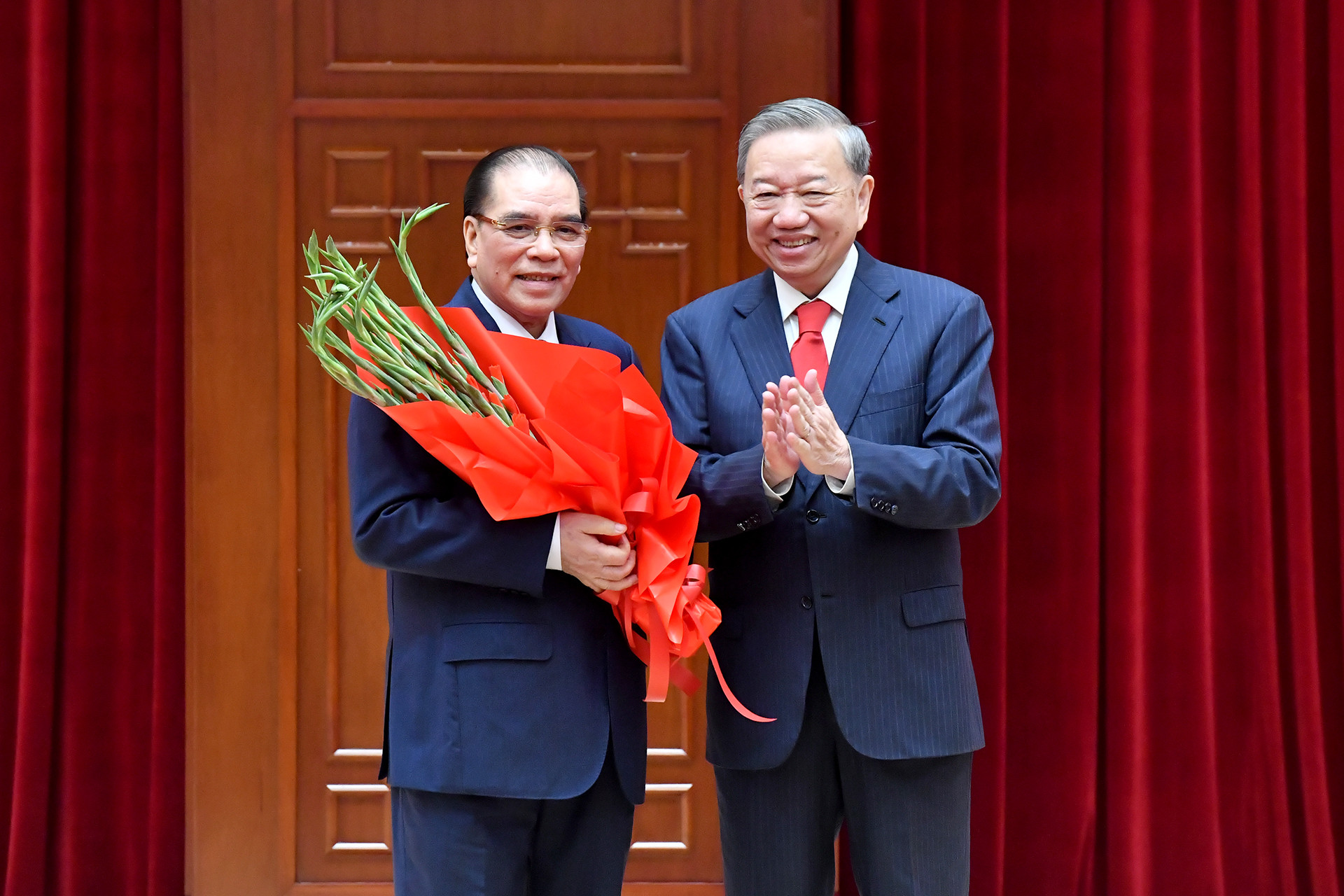 Tổng Bí thư Tô Lâm chúc mừng đồng chí nguyên Tổng Bí thư Nông Đức Mạnh.