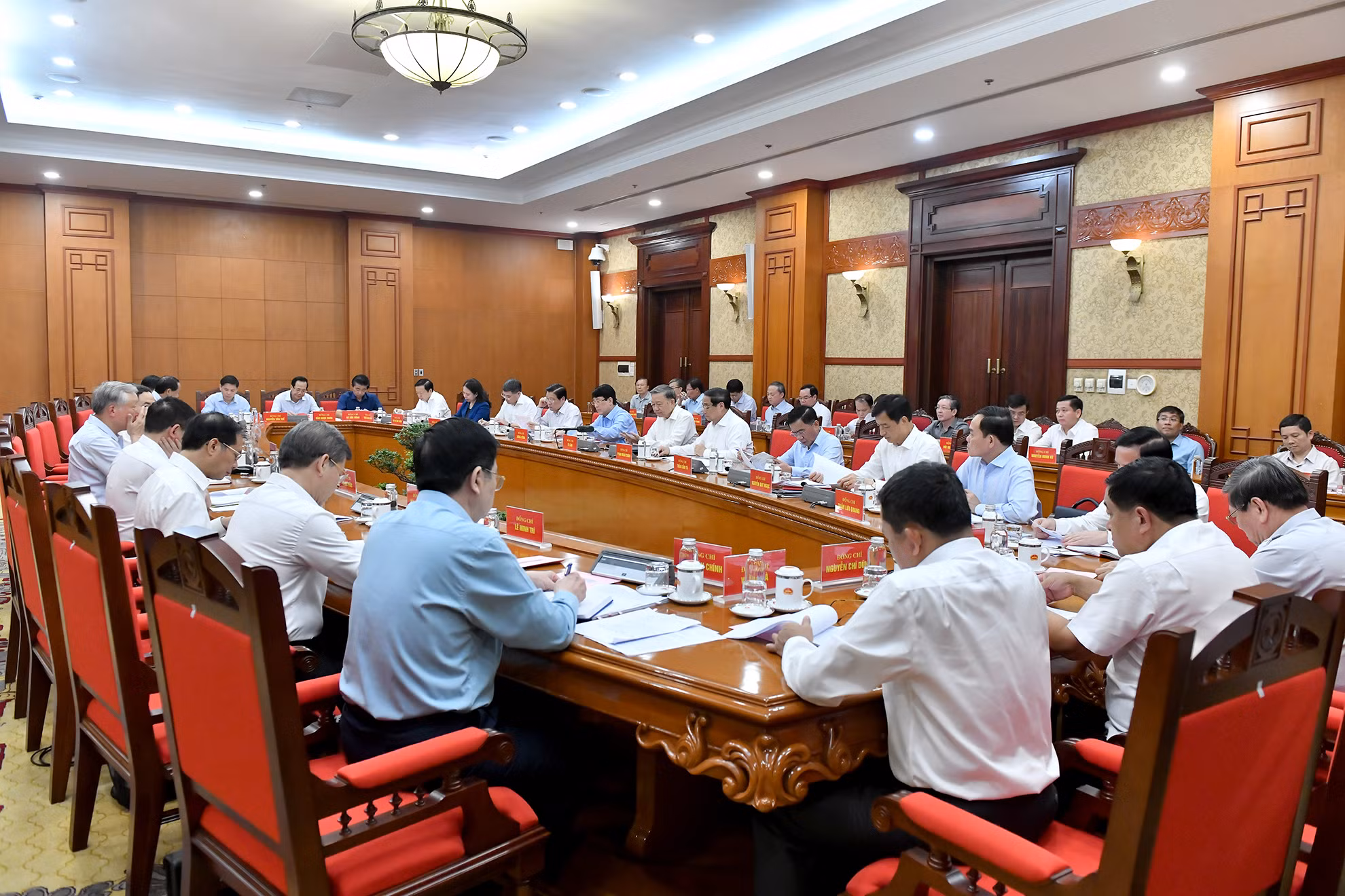 Các đồng chí lãnh đạo Đảng, Nhà nước tham dự phiên họp.