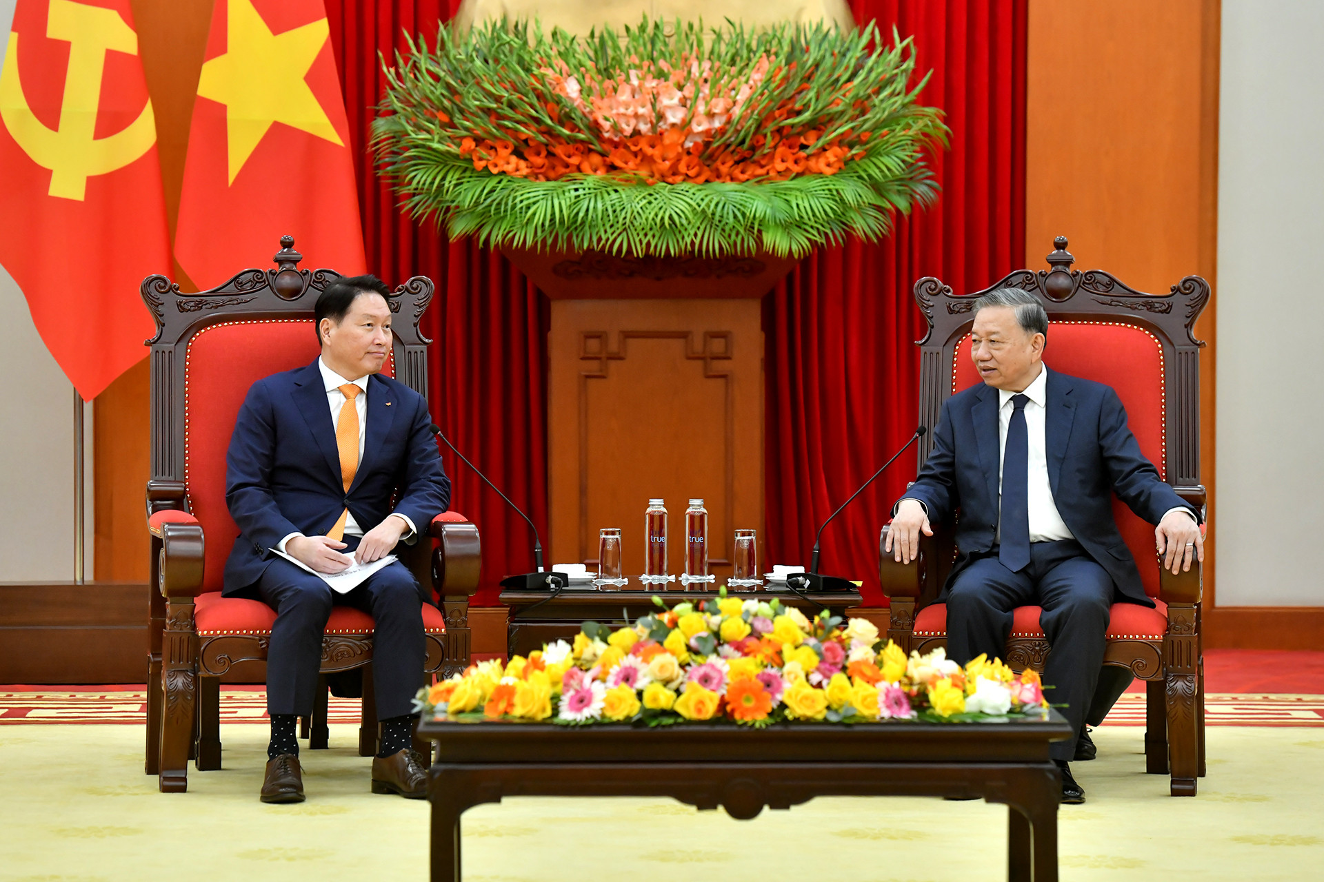 Tổng Bí thư Tô Lâm tiếp Chủ tịch Tập đoàn SK Hàn Quốc Chey Tae-won.