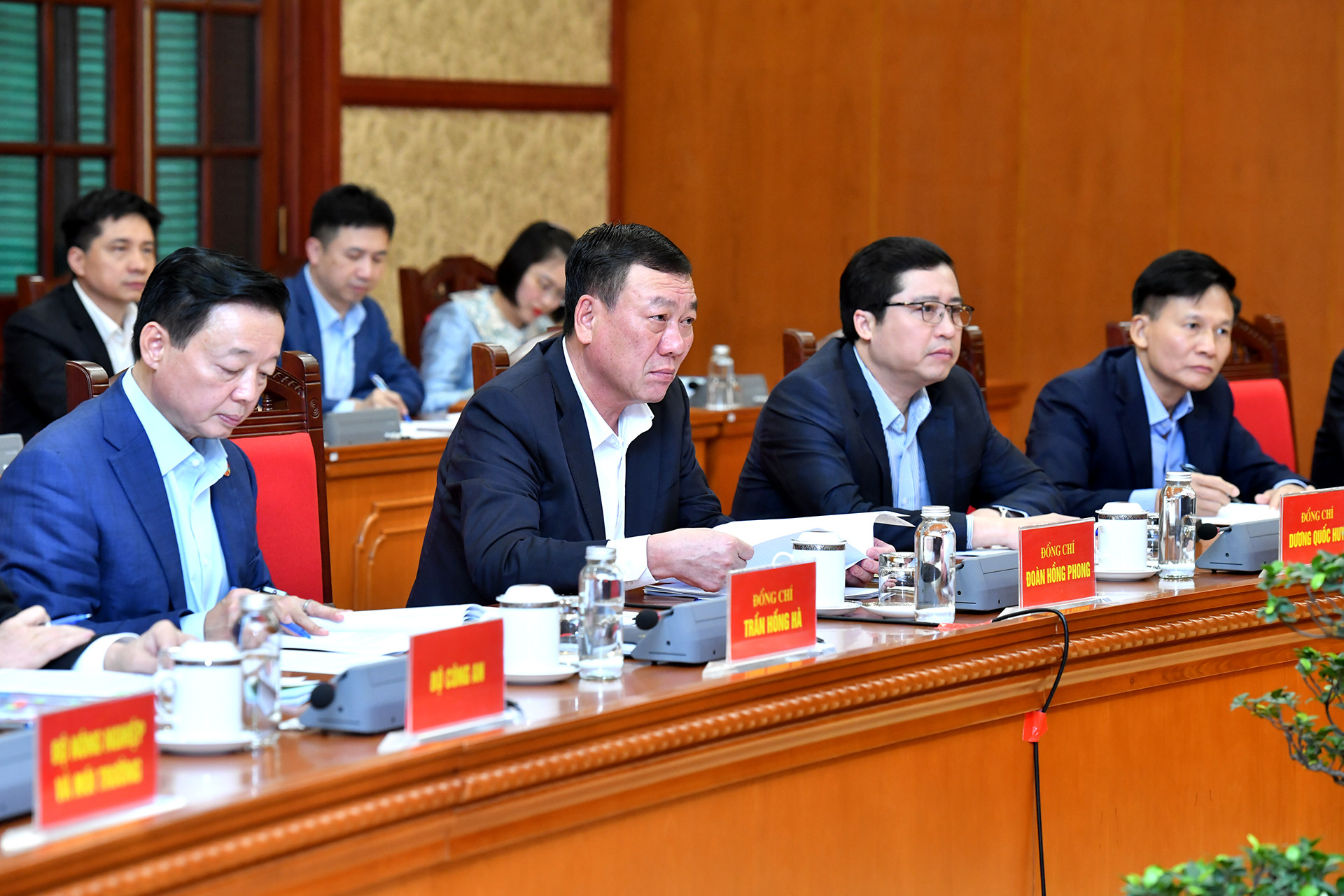 Các đại biểu tham dự buổi làm việc.