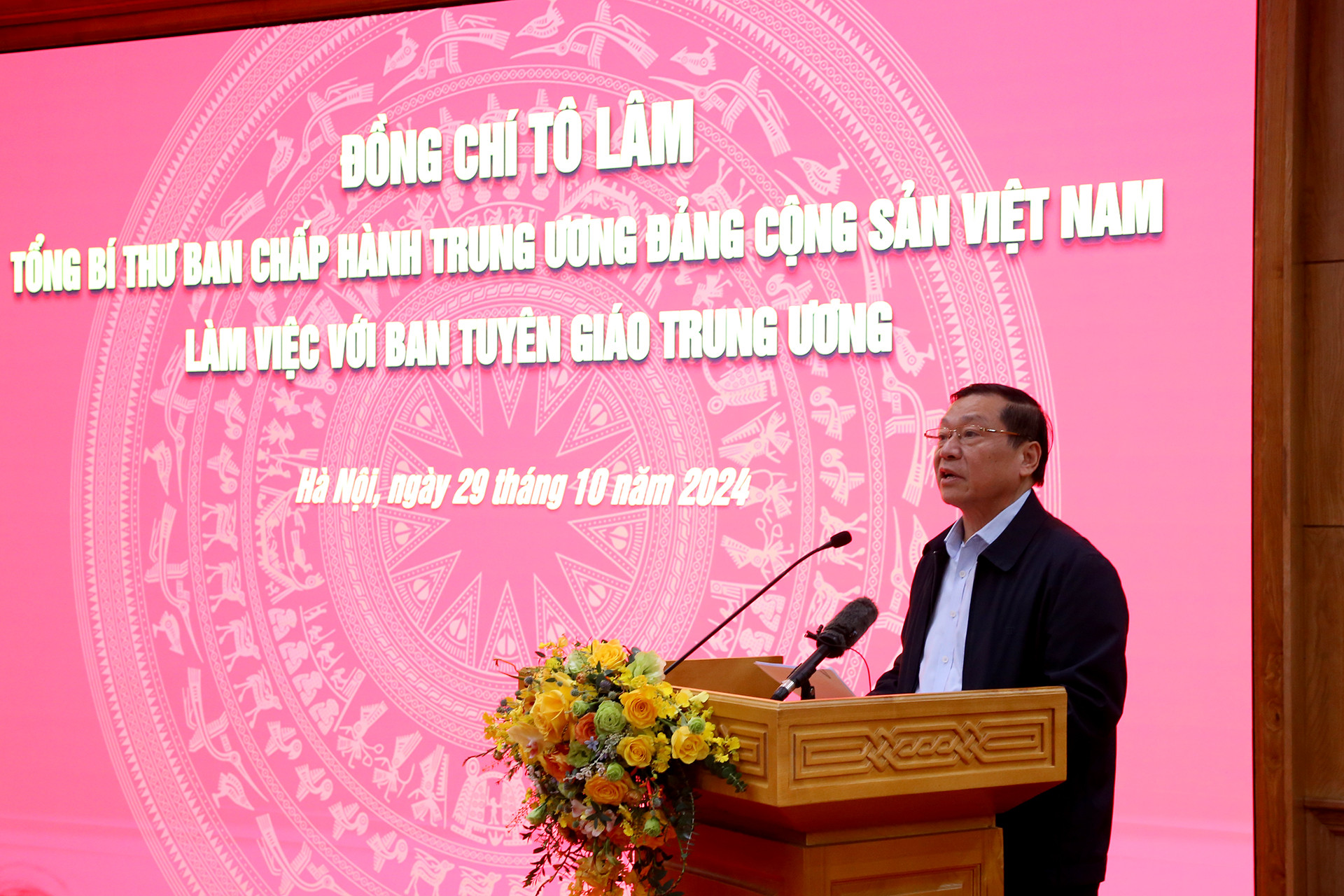 Đồng chí Lại Xuân Môn, Ủy viên Trung ương Đảng, Phó Trưởng ban Thường trực Ban Tuyên giáo Trung ương trình bày báo cáo. Đồng chí Lại Xuân Môn, Ủy viên Trung ương Đảng, Phó Trưởng ban Thường trực Ban Tuyên giáo Trung ương trình bày báo cáo.