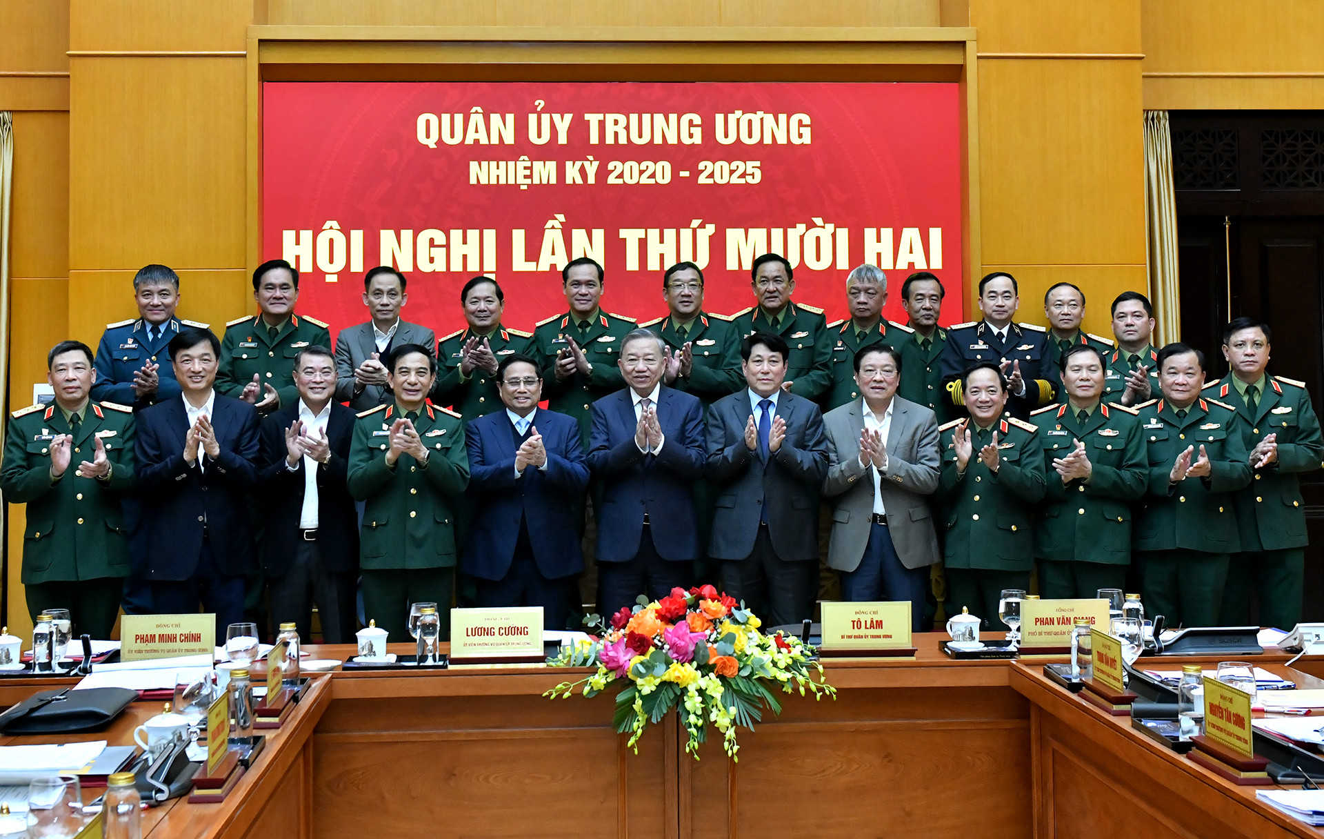 Tổng Bí thư Tô Lâm, Chủ tịch nước Lương Cường, Thủ tướng Chính phủ Phạm Minh Chính và các đồng chí lãnh đạo Đảng, Nhà nước và các đại biểu dự Hội nghị.