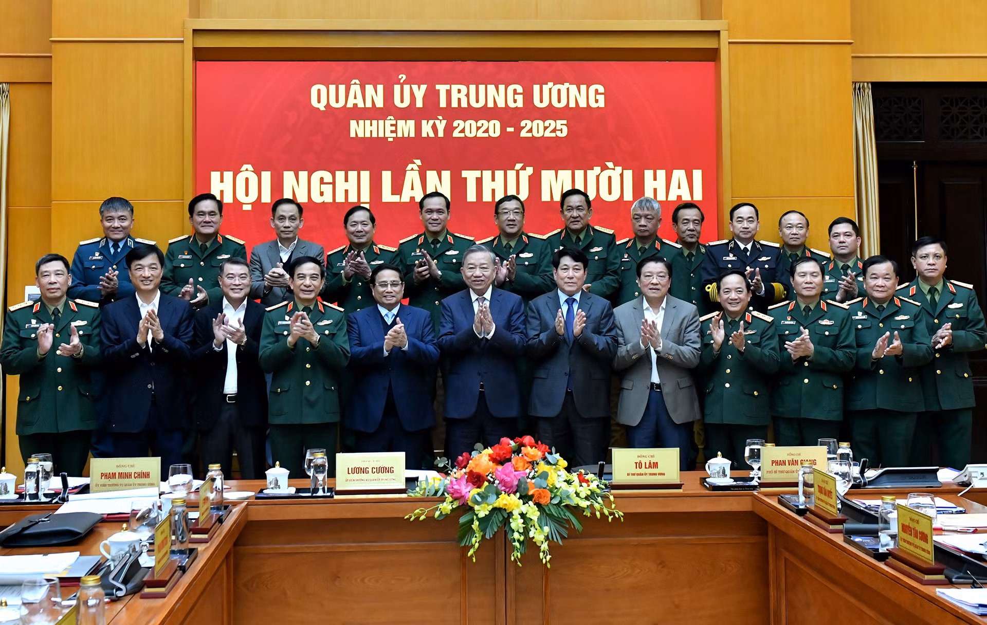 Tổng Bí thư Tô Lâm, Chủ tịch nước Lương Cường, Thủ tướng Chính phủ Phạm Minh Chính và các đồng chí lãnh đạo Đảng, Nhà nước và các đại biểu dự Hội nghị.