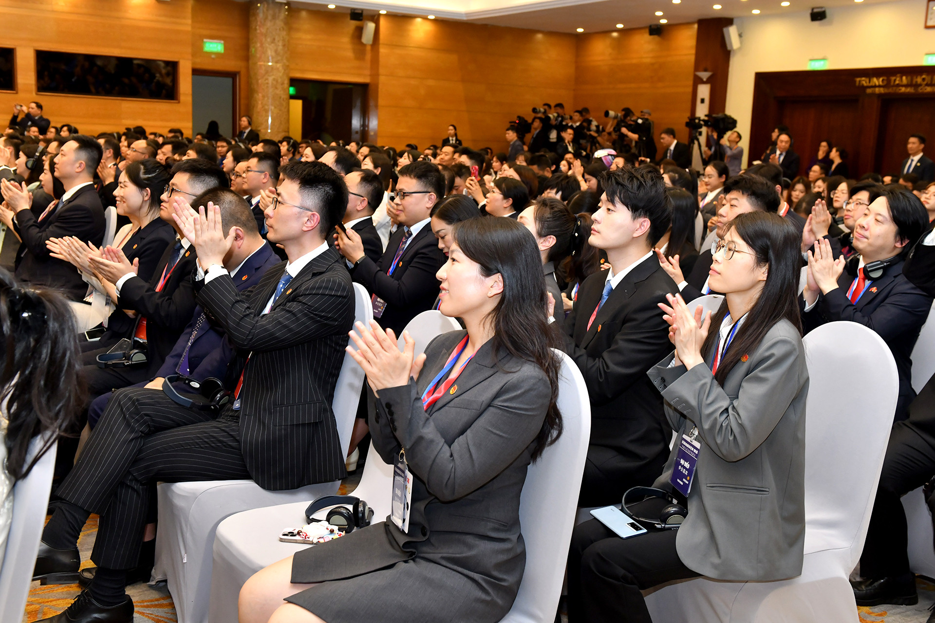 Các đại biểu dự Gặp gỡ hữu nghị nhân dân Việt Nam-Trung Quốc.