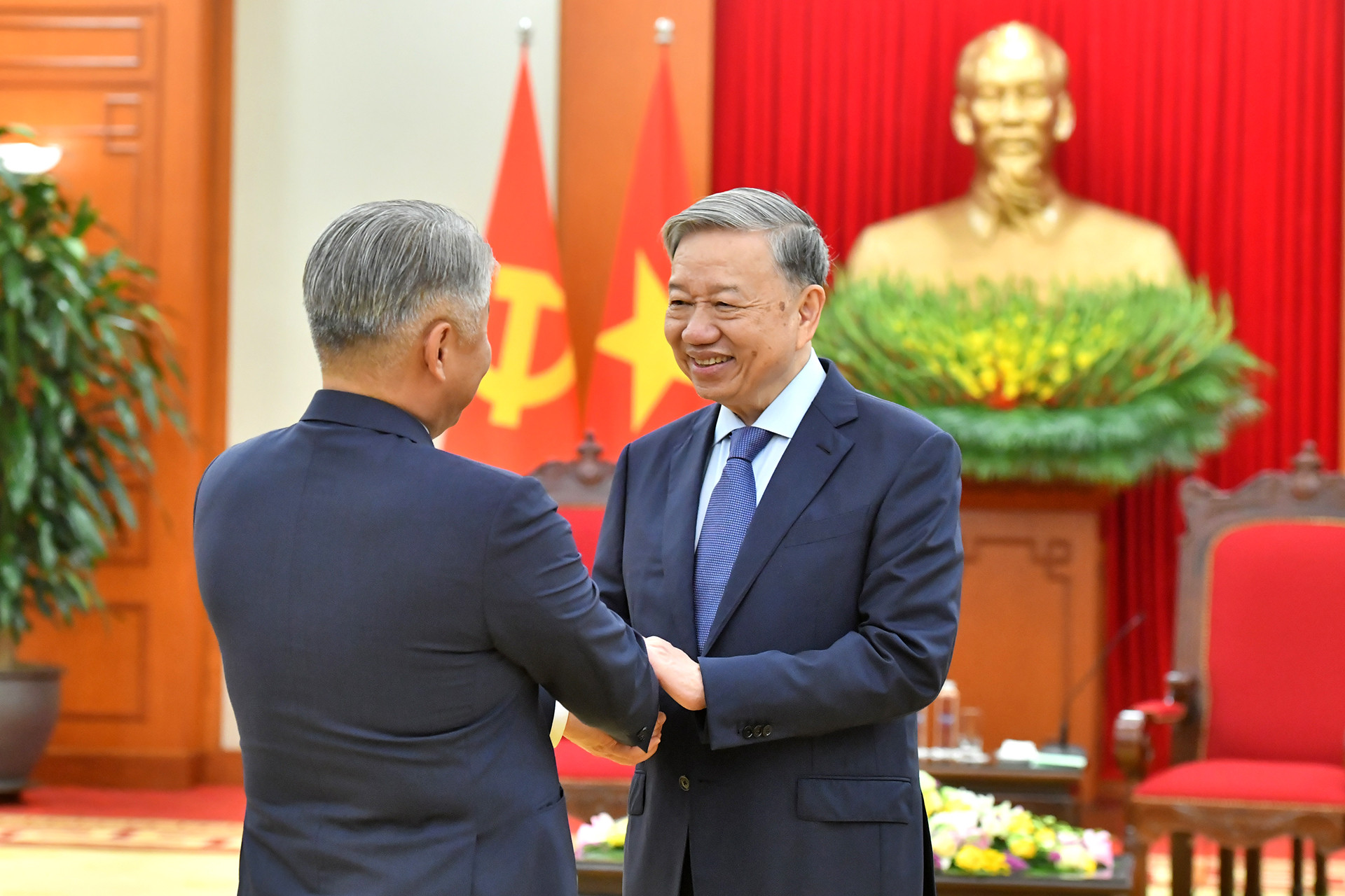 Tổng Bí thư Tô Lâm tiếp Bộ trưởng Lương thực, Nông nghiệp và Công nghiệp nhẹ Mông Cổ Jadamba Enkhbayar, Chủ tịch phân ban Mông Cổ trong Ủy ban Liên Chính phủ Việt Nam- Mông Cổ. Tổng Bí thư Tô Lâm tiếp Bộ trưởng Lương thực, Nông nghiệp và Công nghiệp nhẹ Mông Cổ Jadamba Enkhbayar, Chủ tịch phân ban Mông Cổ trong Ủy ban Liên Chính phủ Việt Nam- Mông Cổ.