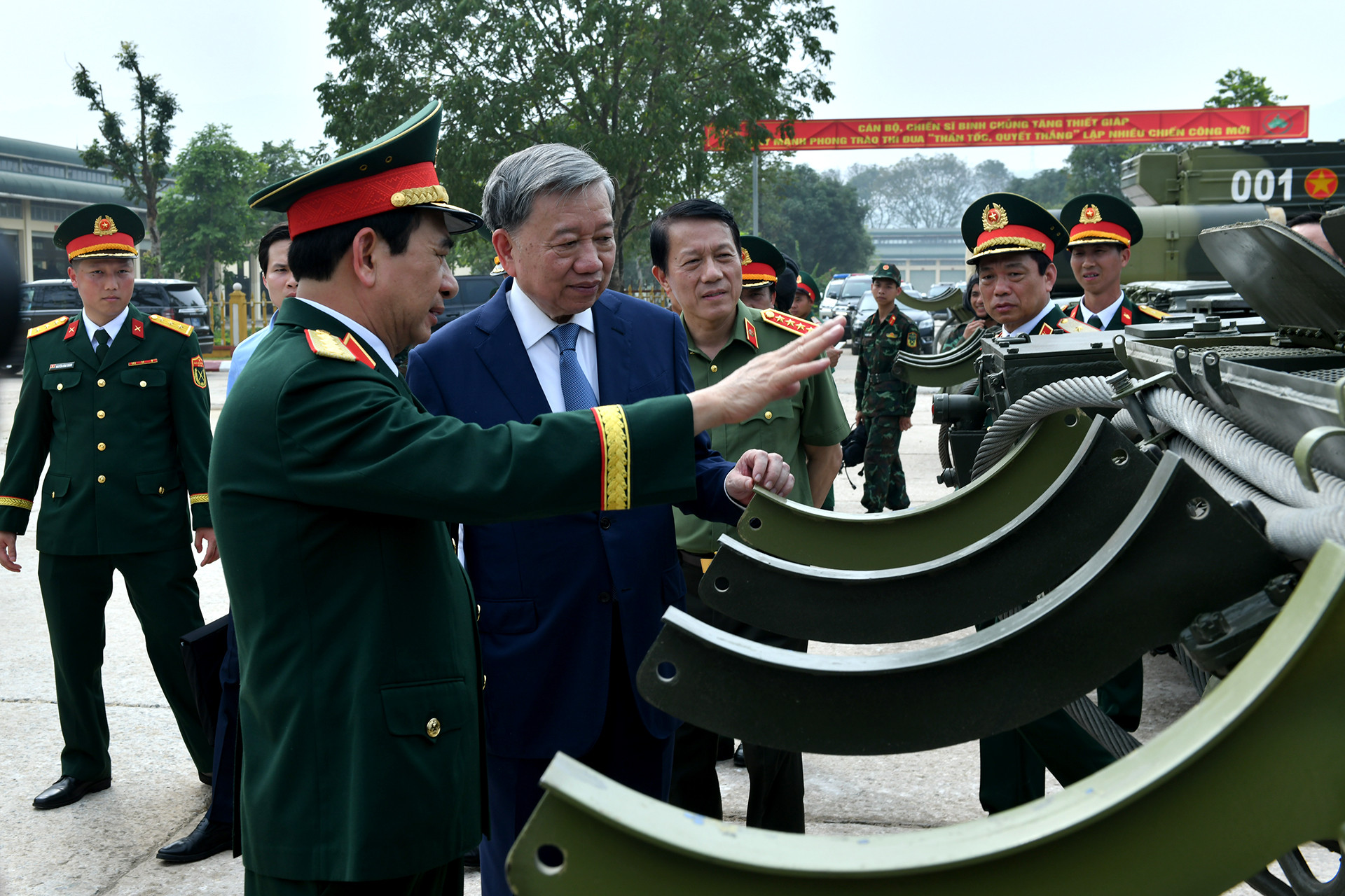 Tổng Bí thư Tô Lâm, Bí thư Quân ủy Trung ương kiểm tra công tác huấn luyện, sẵn sàng chiến đấu của Lữ đoàn Xe tăng 201.