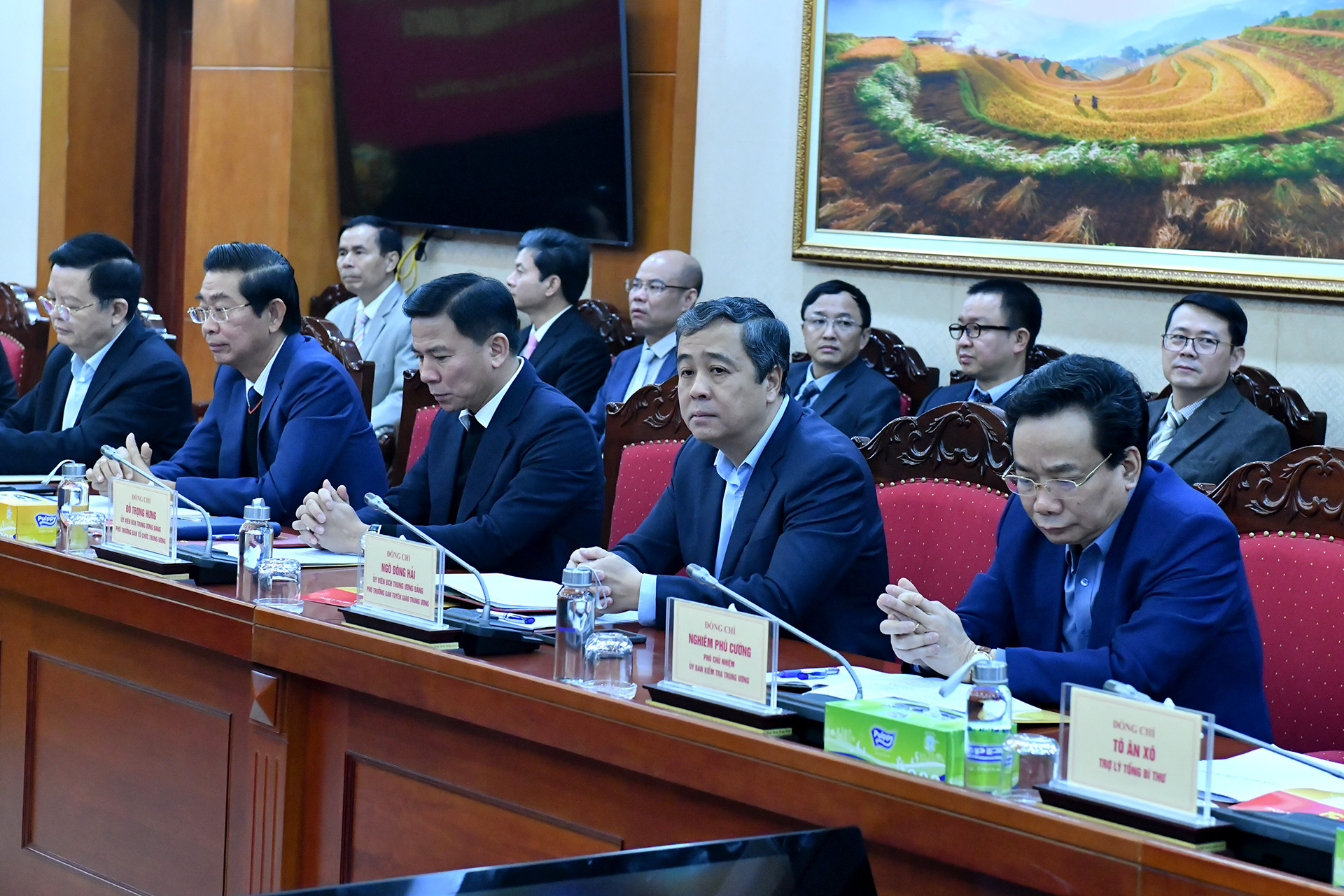 Các đại biểu tham dự buổi làm việc.