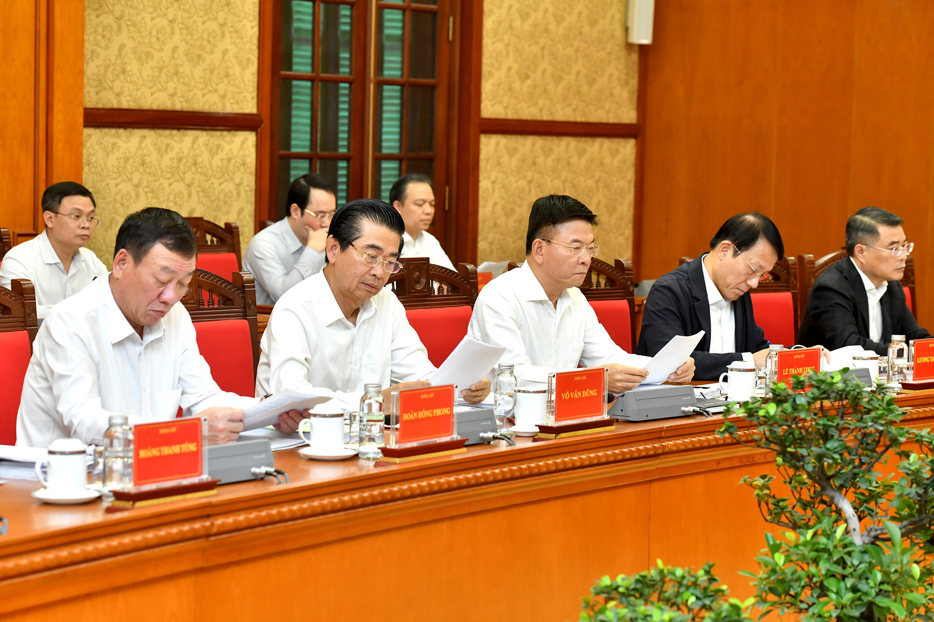 Các đồng chí lãnh đạo Đảng, Nhà nước và các đại biểu tham dự cuộc họp. Các đồng chí lãnh đạo Đảng, Nhà nước và các đại biểu tham dự cuộc họp.