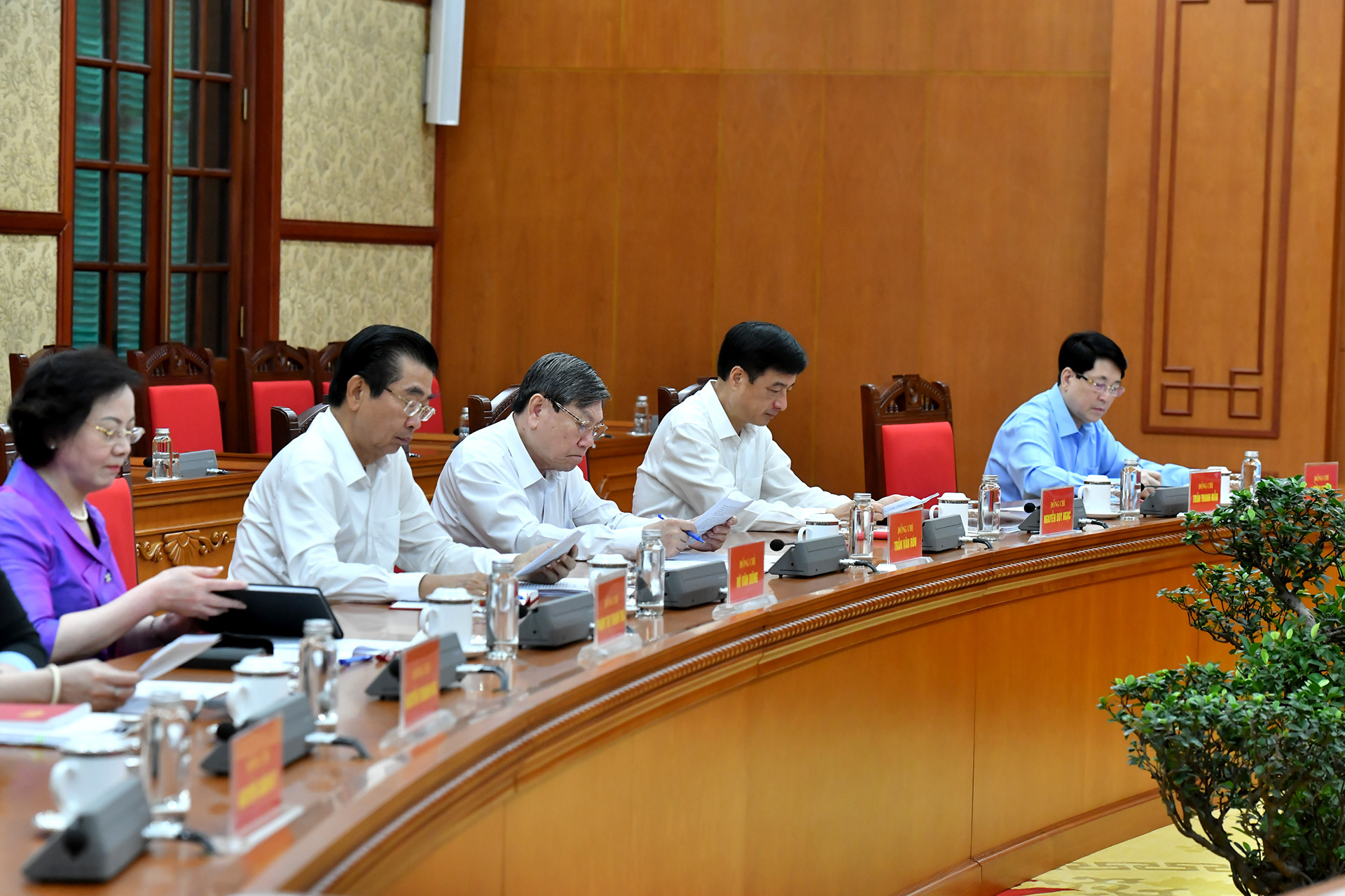 Các đồng chí lãnh đạo Đảng, Nhà nước và các thành viên Tiểu ban Nhân sự tham dự cuộc họp.