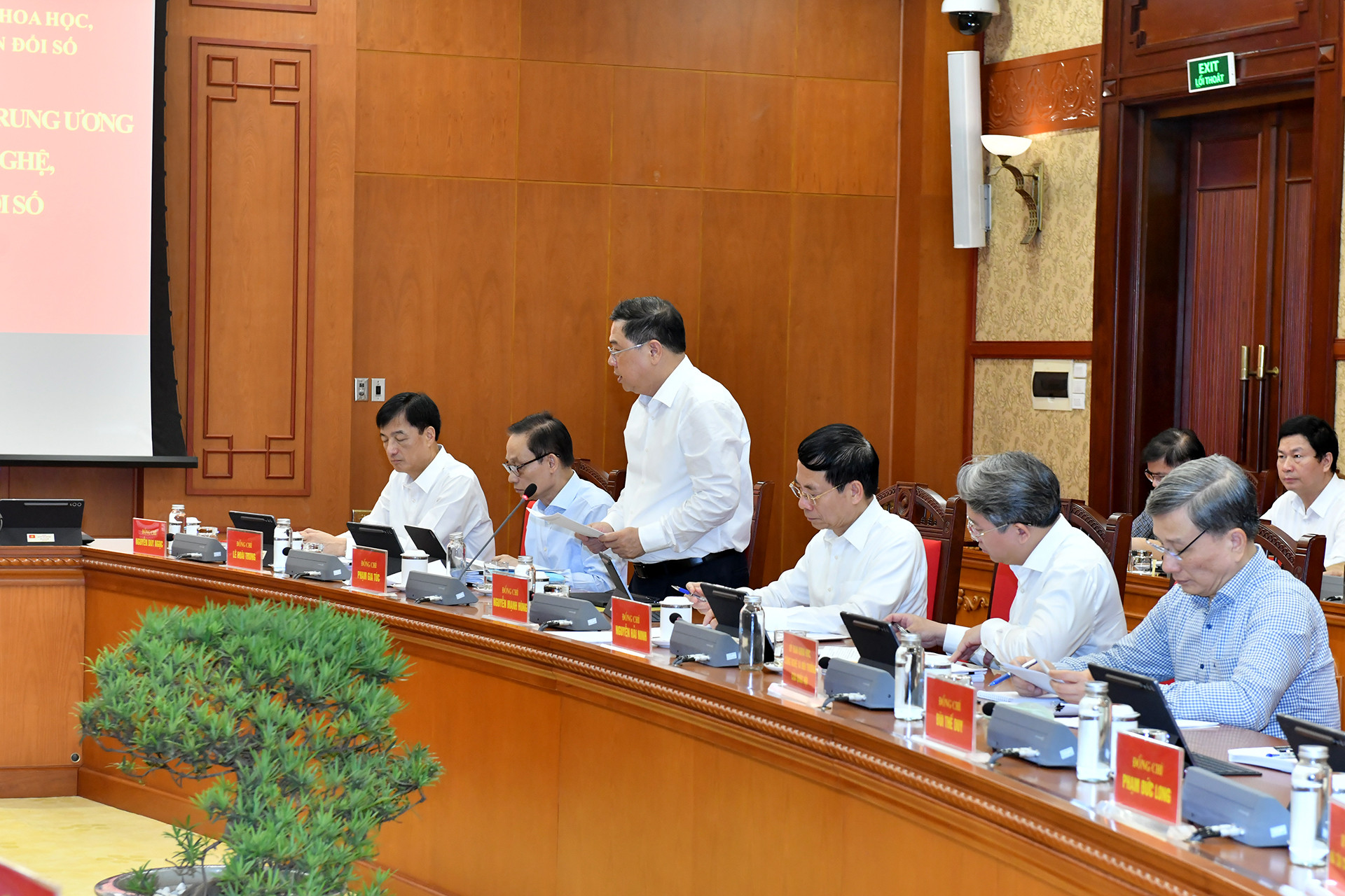 Các đại biểu tham dự phiên họp.