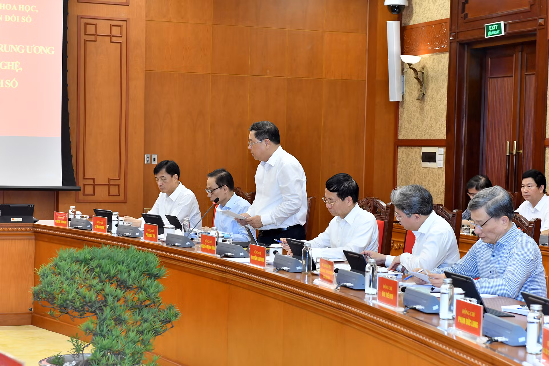 Các đại biểu tham dự phiên họp.