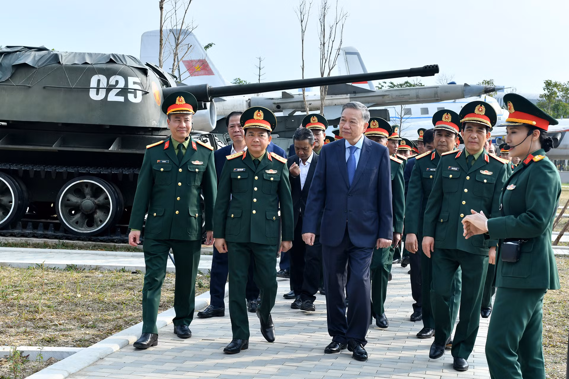 Tổng Bí thư Tô Lâm tham quan khu trưng bày ngoài trời tại Bảo tàng Lịch sử Quân sự Việt Nam.