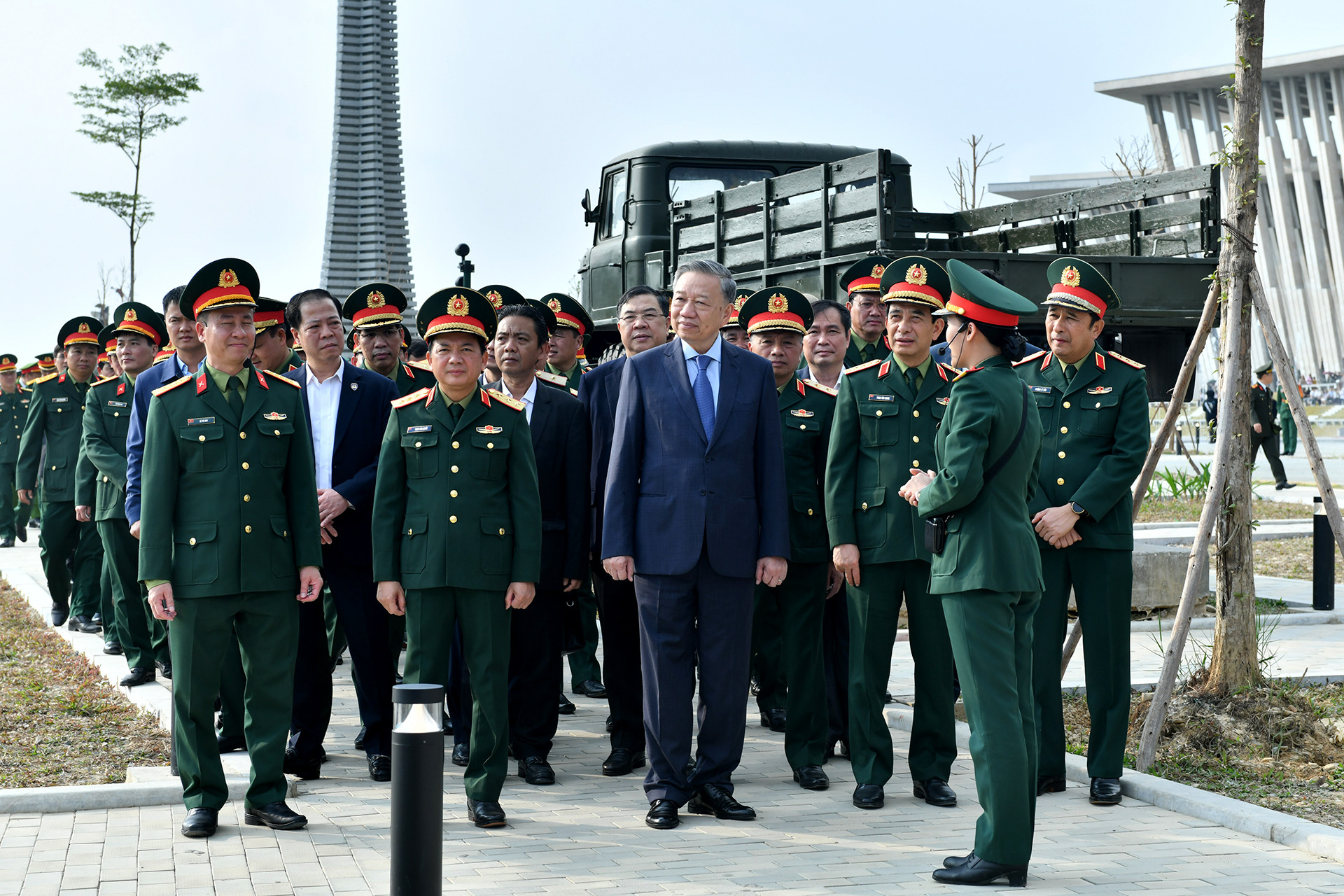 Tổng Bí thư Tô Lâm tham quan khu trưng bày ngoài trời tại Bảo tàng Lịch sử Quân sự Việt Nam.