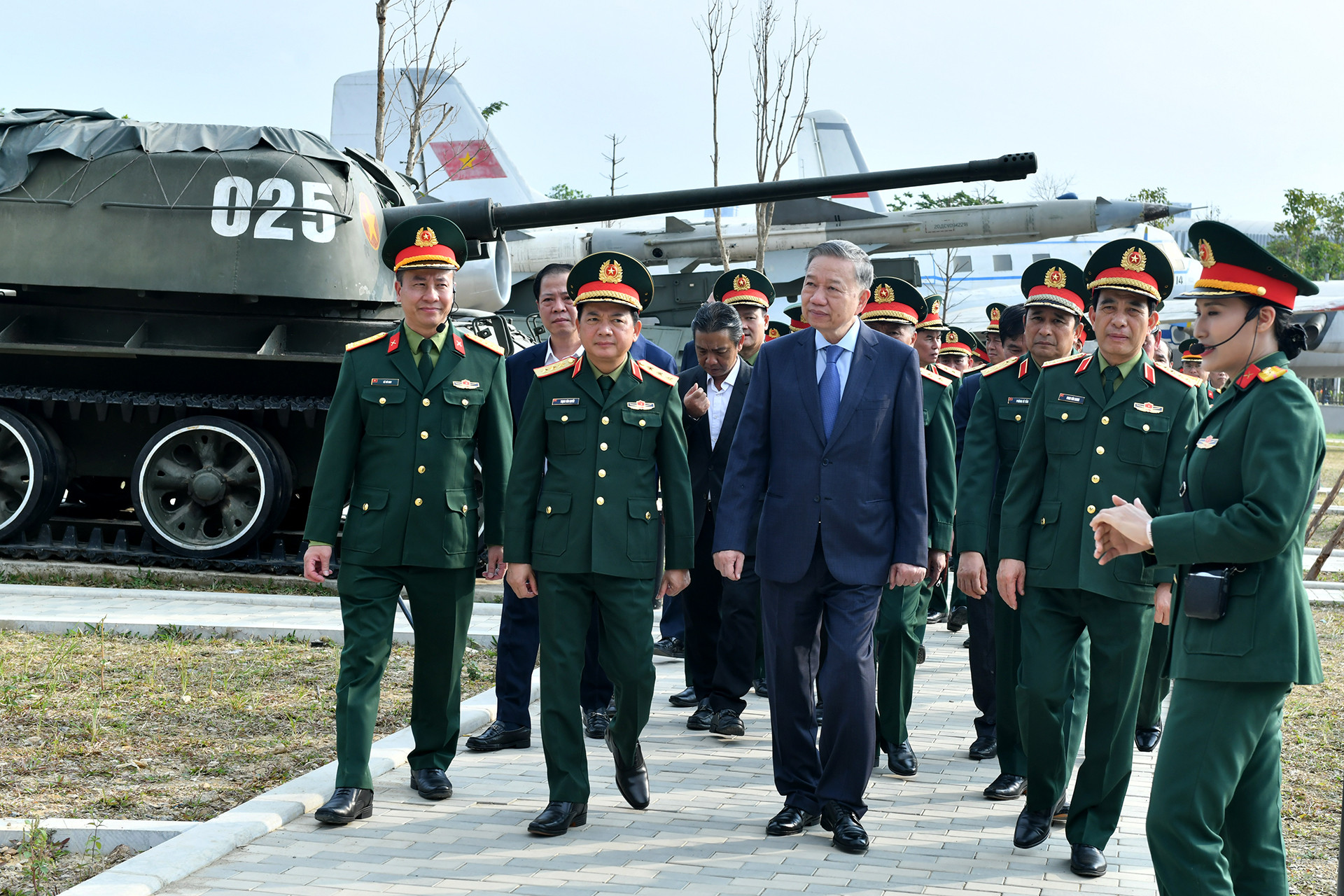 Tổng Bí thư Tô Lâm tham quan khu trưng bày ngoài trời tại Bảo tàng Lịch sử Quân sự Việt Nam.