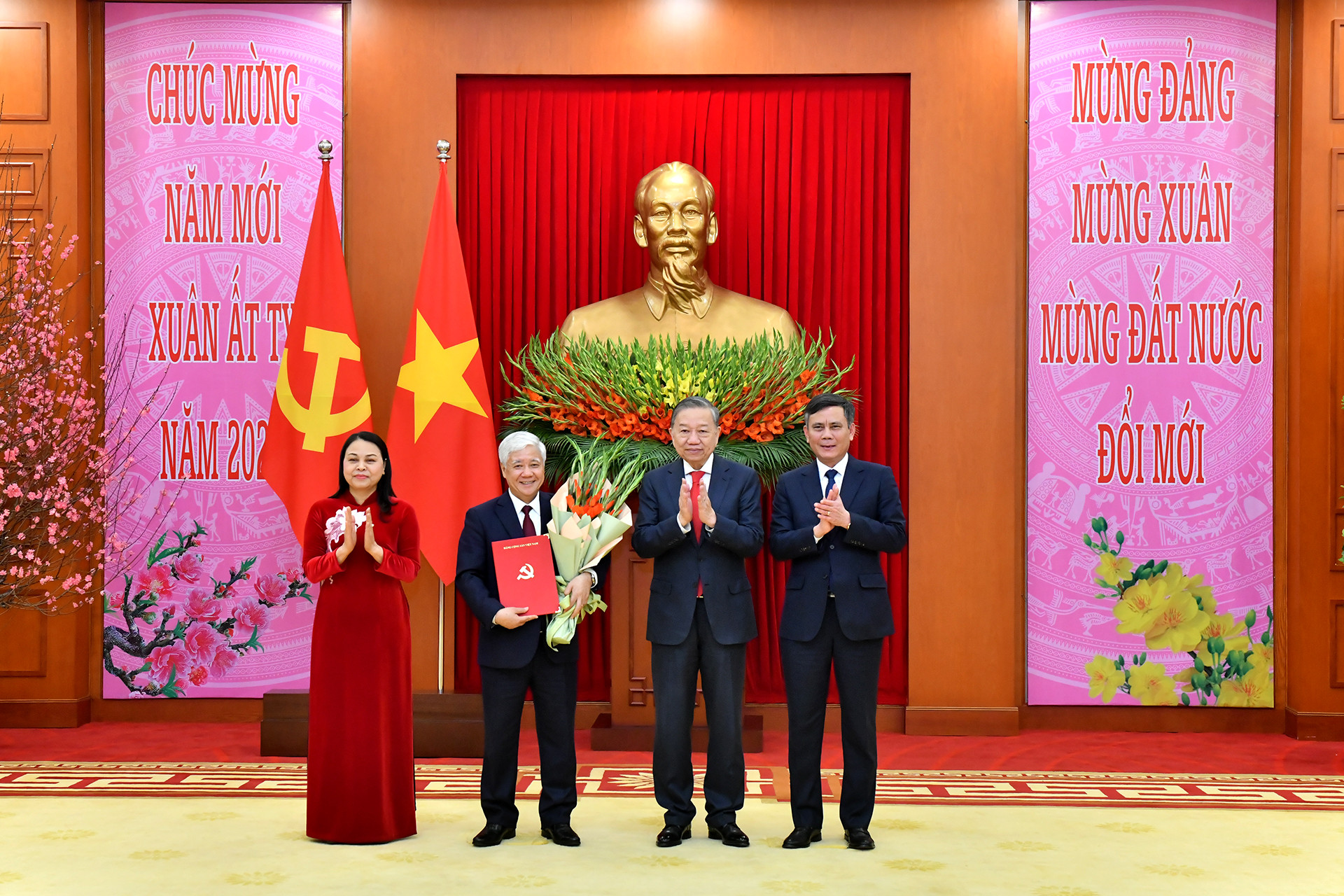 Tổng Bí thư Tô Lâm trao Quyết định về thành lập Đảng bộ, tổ chức bộ máy, chức năng nhiệm vụ và chỉ định Bí thư, các Phó Bí thư Đảng uỷ Mặt trận Tổ quốc Việt Nam, các đoàn thể Trung ương nhiệm kỳ 2020-2025.