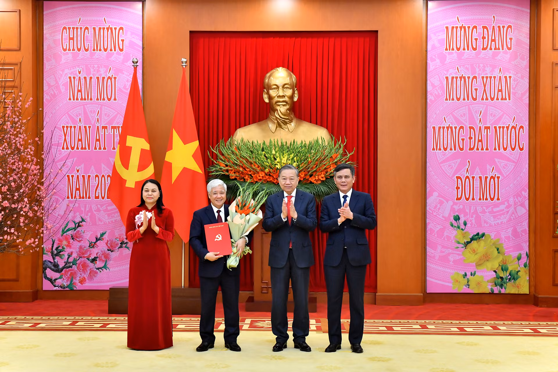 Tổng Bí thư Tô Lâm trao Quyết định về thành lập Đảng bộ, tổ chức bộ máy, chức năng nhiệm vụ và chỉ định Bí thư, các Phó Bí thư Đảng uỷ Mặt trận Tổ quốc Việt Nam, các đoàn thể Trung ương nhiệm kỳ 2020-2025.