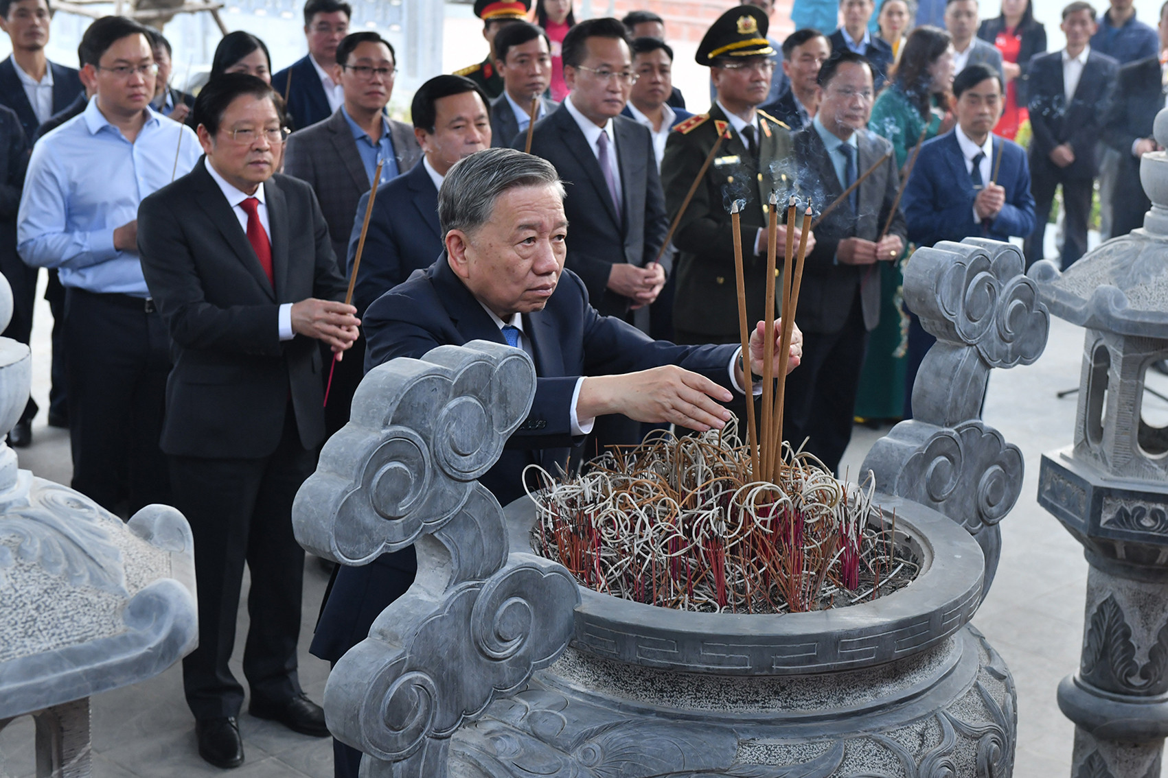 Tổng Bí thư Tô Lâm dâng hương tại Nhà tưởng niệm bà Hoàng Thị Loan, thân mẫu Chủ tịch Hồ Chí Minh (xã Đồng Tiến, huyện Khoái Châu).