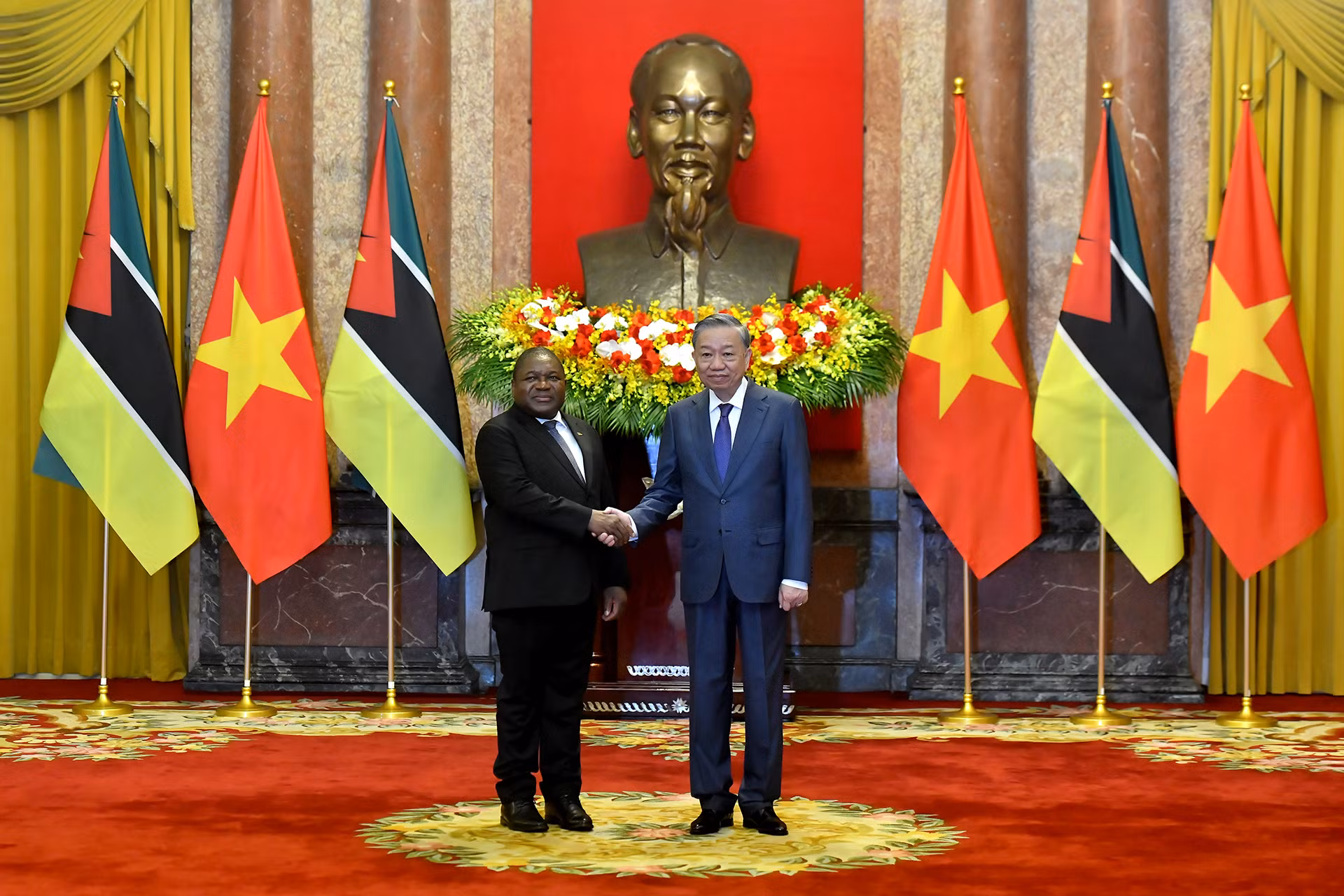 Tổng Bí thư, Chủ tịch nước Tô Lâm và Tổng thống Cộng hòa Mozambique Filipe Jacinto Nyusi chụp ảnh chung sau lễ đón.