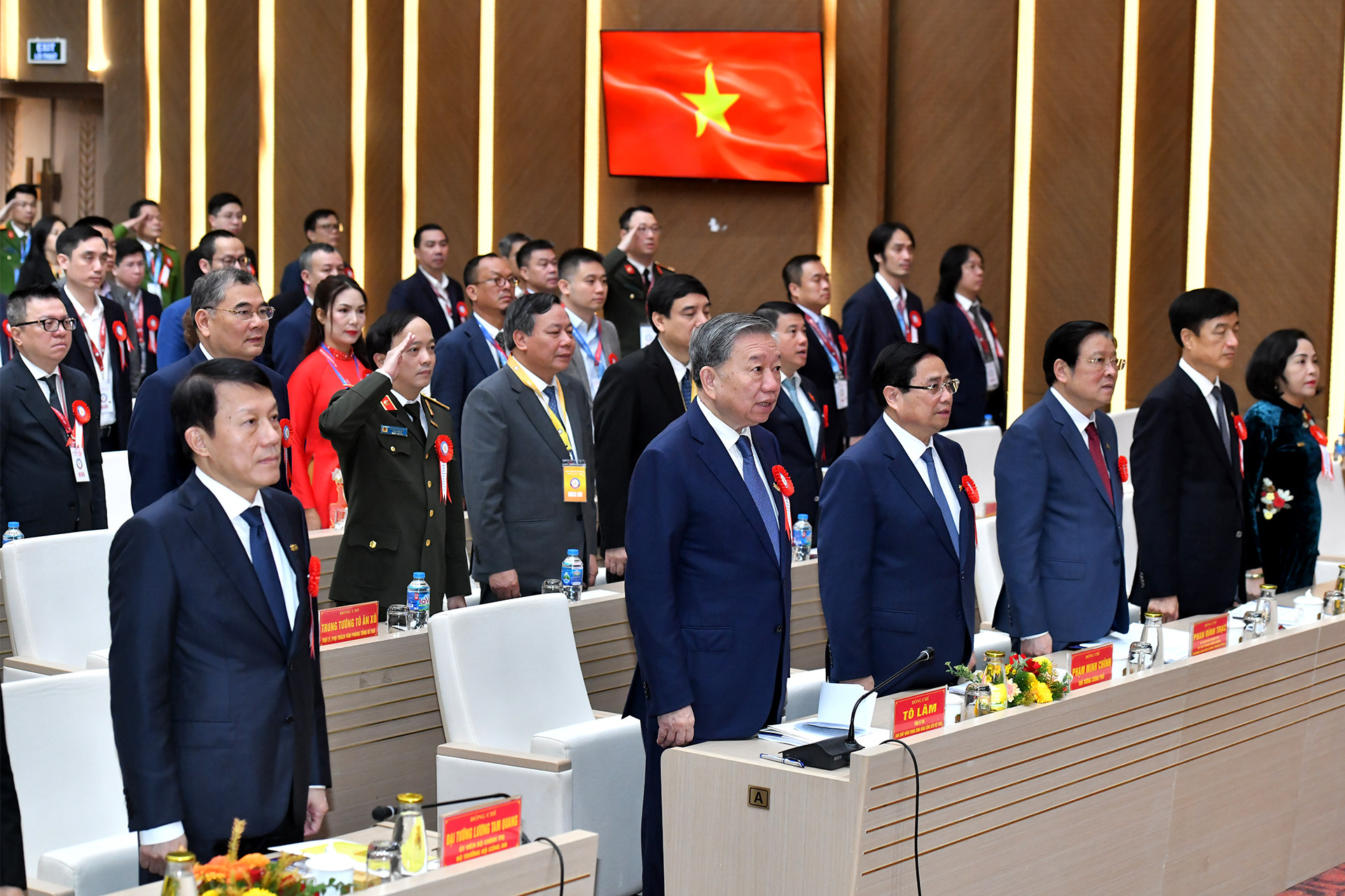 Tổng Bí thư Tô Lâm, Thủ tướng Phạm Minh Chính và các đại biểu thực hiện nghi thức chào cờ.