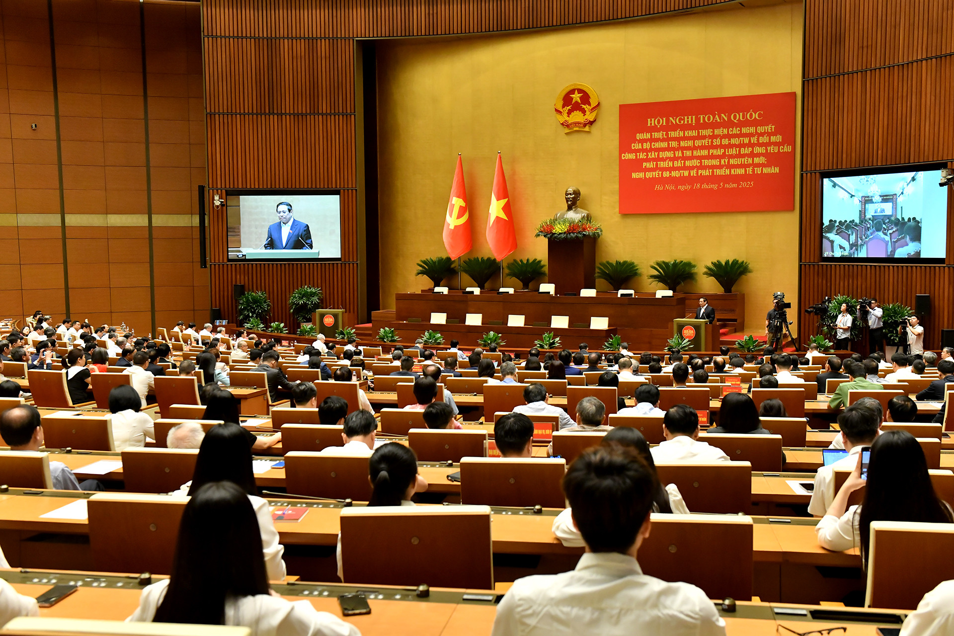 Đồng chí Phạm Minh Chính, Ủy viên Bộ Chính trị, Thủ tướng Chính phủ trình bày chuyên đề “Nội dung trọng tâm, cốt lõi của Nghị quyết số 68-NQ/TW, ngày 4/5/2025 của Bộ Chính trị về phát triển kinh tế tư nhân và kế hoạch hành động thực hiện Nghị quyết số 68-NQ/TW”. Đồng chí Phạm Minh Chính, Ủy viên Bộ Chính trị, Thủ tướng Chính phủ trình bày chuyên đề “Nội dung trọng tâm, cốt lõi của Nghị quyết số 68-NQ/TW, ngày 4/5/2025 của Bộ Chính trị về phát triển kinh tế tư nhân và kế hoạch hành động thực hiện Nghị quyết số 68-NQ/TW”.