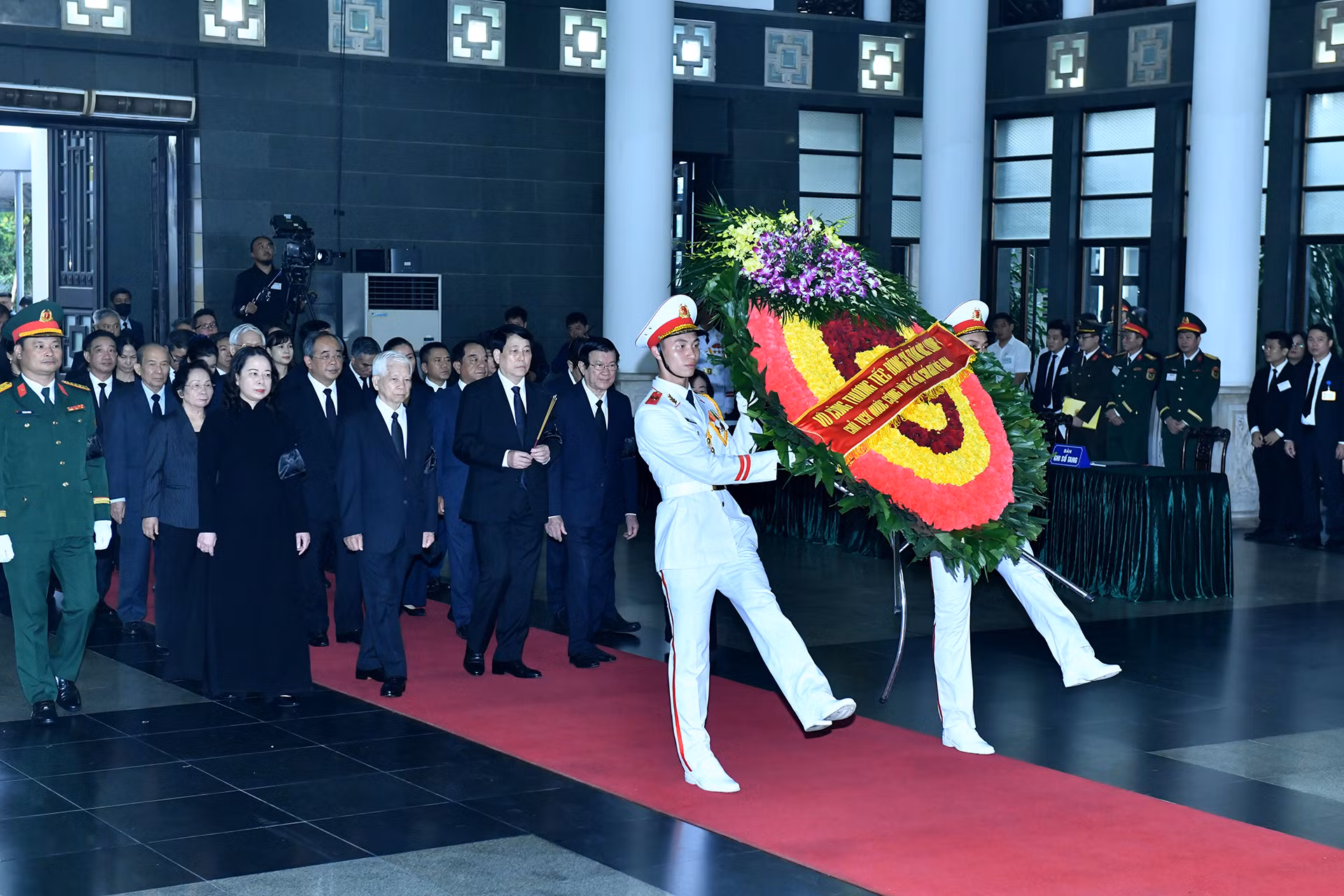 Đoàn Chủ tịch nước do đồng chí Lương Cường, Ủy viên Bộ Chính trị, Chủ tịch nước làm Trưởng đoàn vào viếng đồng chí Trần Đức Lương.