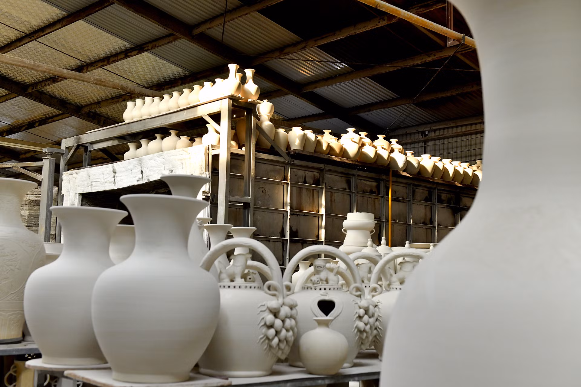 Với những người thợ tài hoa, tâm huyết với nghề, Công ty cổ phần Gốm Chu Đậu đang góp phần đưa nét văn hóa Việt của dòng gốm này ra thế giới.