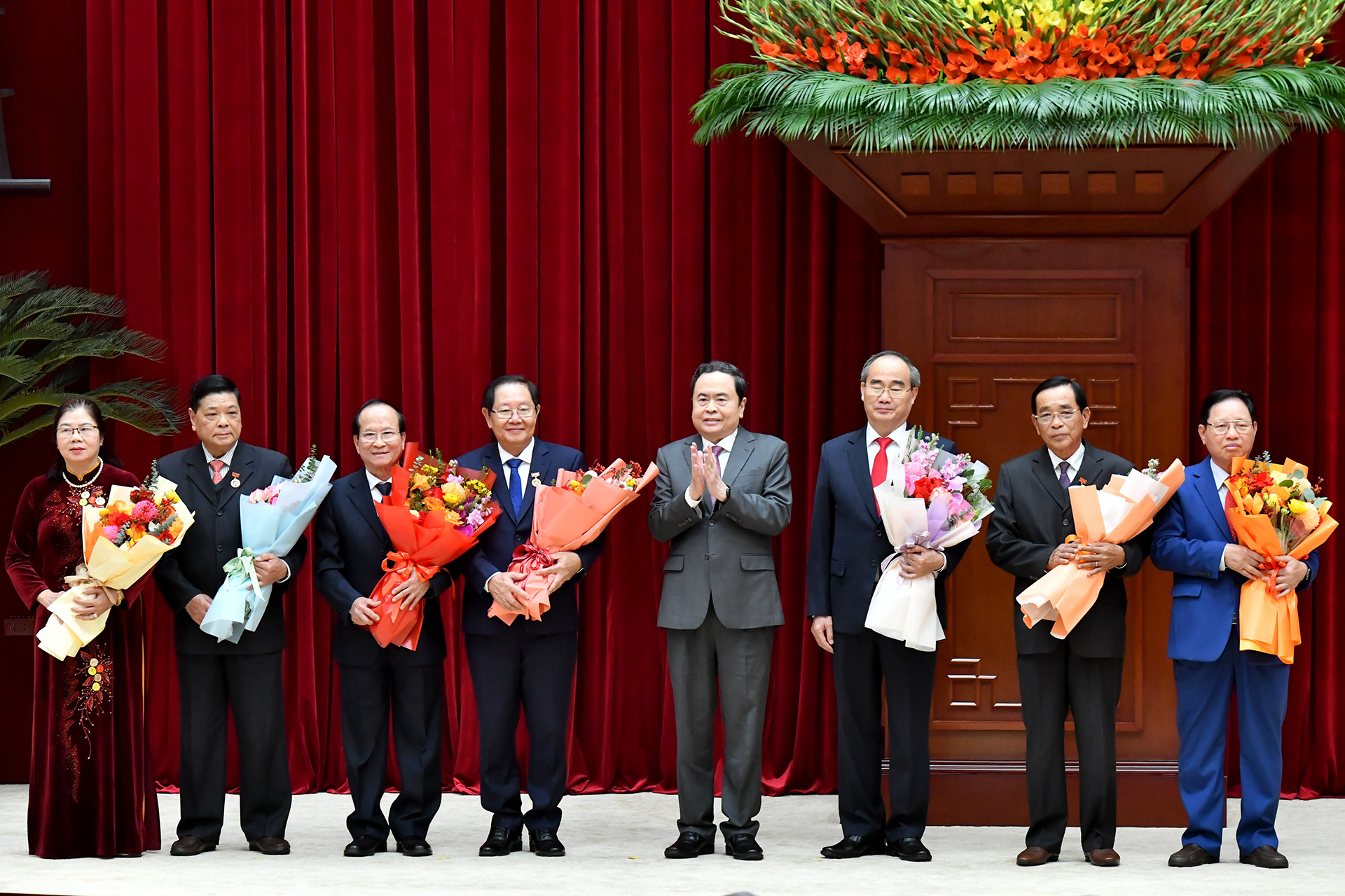 Chủ tịch Quốc hội Trần Thanh Mẫn trao Huy hiệu Đảng, tặng các đồng chí nguyên lãnh đạo Đảng, Nhà nước.