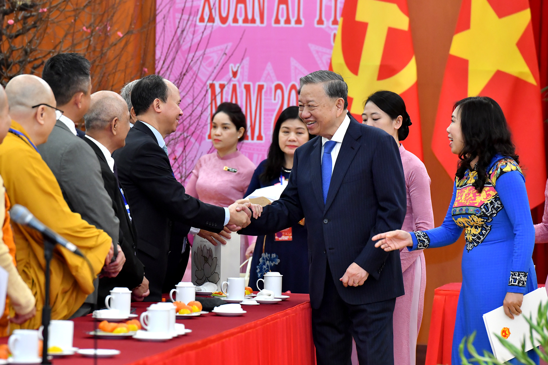 Tổng Bí thư Tô Lâm gặp gỡ đoàn kiều bào tiêu biểu về quê đón Tết cổ truyền và tham dự chương trình “Xuân Quê hương 2025”.