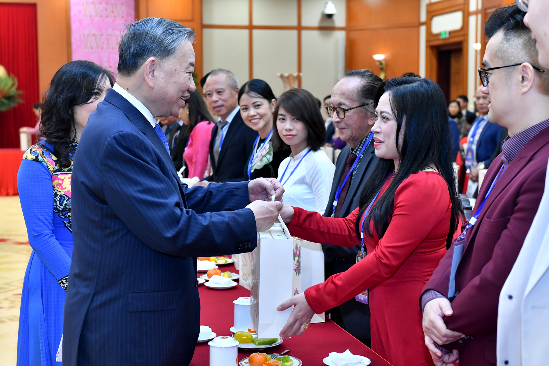 Tổng Bí thư Tô Lâm tặng quà kiều bào tiêu biểu tham dự chương trình "Xuân Quê hương năm 2025".